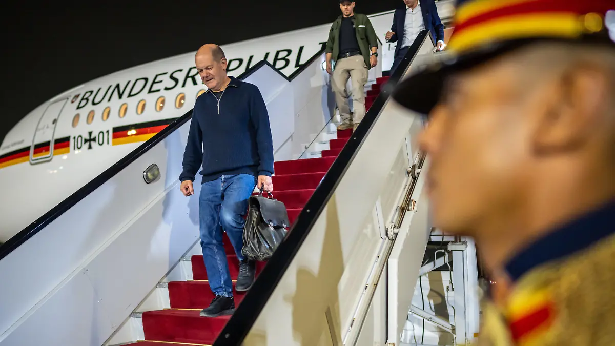 17.10.2023, Ägypten, Kairo: Bundeskanzler Olaf Scholz (SPD) steigt in Ägypten aus dem Flugzeug um am folgenden Tag politische Gespräche zu führen. Scholz hatte zuvor Israel einen Solidaritätsbesuch abgestattet. Foto: Michael Kappeler/dpa +++ dpa-Bildfunk +++