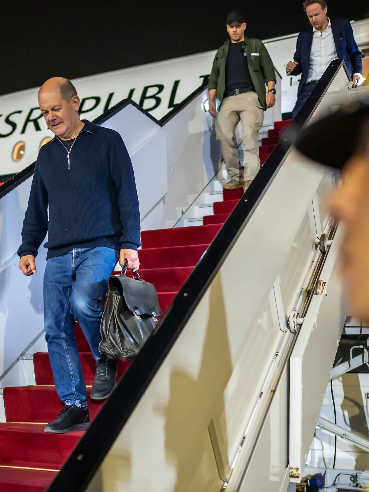 17.10.2023, Ägypten, Kairo: Bundeskanzler Olaf Scholz (SPD) steigt in Ägypten aus dem Flugzeug um am folgenden Tag politische Gespräche zu führen. Scholz hatte zuvor Israel einen Solidaritätsbesuch abgestattet. Foto: Michael Kappeler/dpa +++ dpa-Bildfunk +++