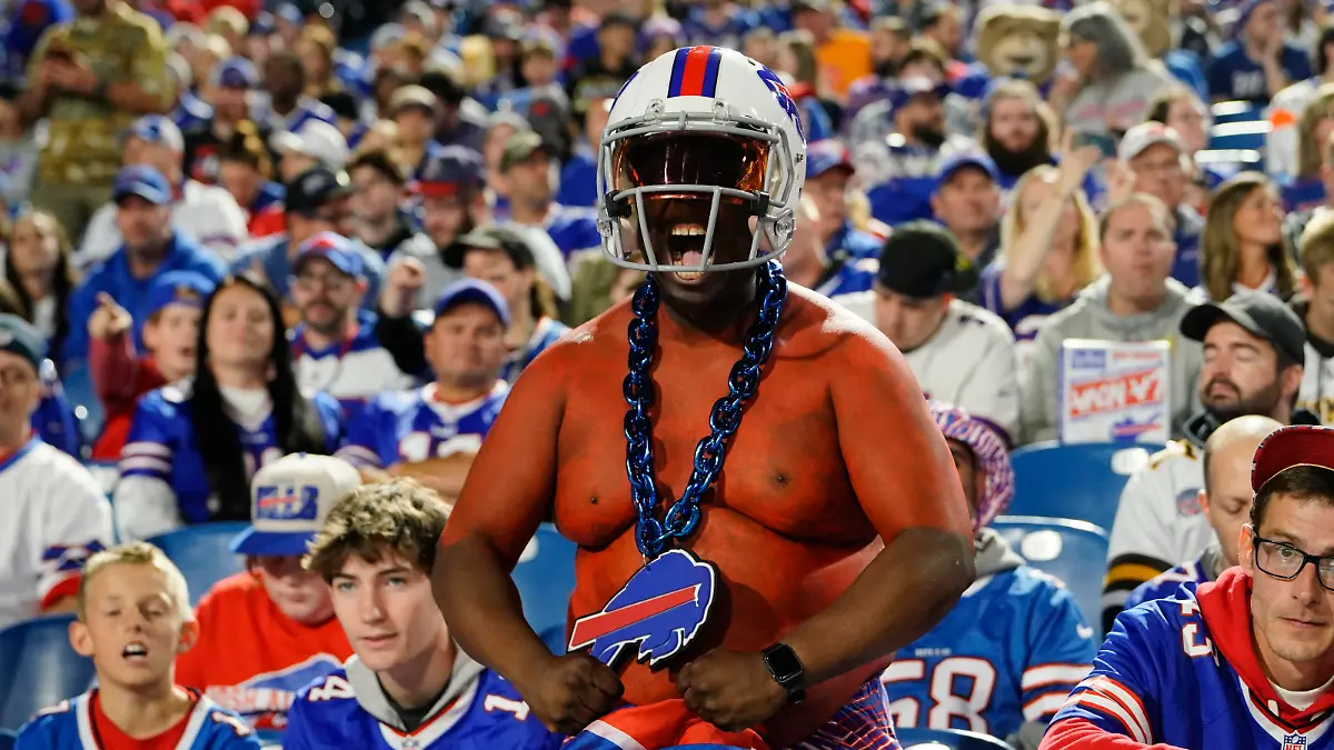 NFL, American Football Herren, USA Tampa Bay Buccaneers at Buffalo Bills Oct 26, 2023 Orchard Park, New York, USA A Buffalo Bills fan cheers during the first half against the Tampa Bay Buccaneers at Highmark Stadium. Orchard Park Highmark Stadium New York USA, EDITORIAL USE ONLY PUBLICATIONxINxGERxSUIxAUTxONLY Copyright: xGregoryxFisherx 20231026_cec_fb5_104