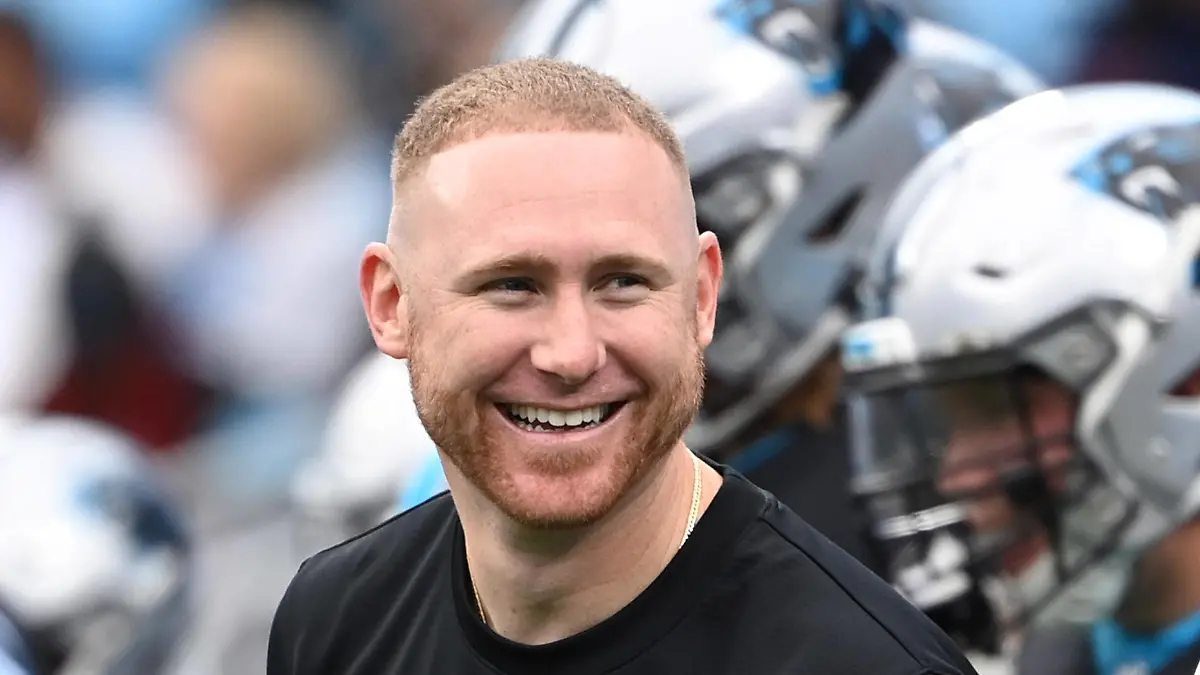 NFL, American Football Herren, USA Washington Football Team at Carolina Panthers, Nov 21, 2021 Charlotte, North Carolina, USA Carolina Panthers assistant coach Joe Brady on the field before the game at Bank of America Stadium. Mandatory Credit: Bob Donnan-USA TODAY Sports, 21.11.2021 12:27:23, 17211528, NPStrans, America Stadium, Carolina Panthers, NFL, Washington Football Team PUBLICATIONxINxGERxSUIxAUTxONLY Copyright: xBobxDonnanx 17211528