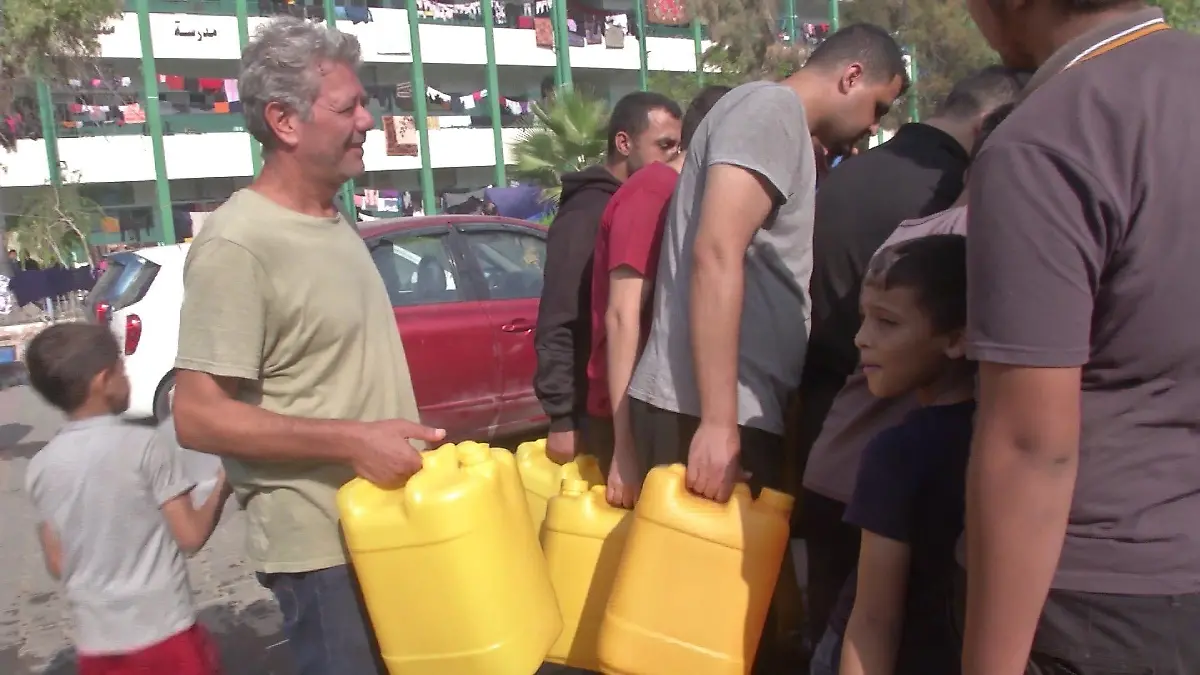 Der Berliner Lehrer Zaki Sultan saß plötzlich im Gazastreifen fest. Hier steht er an, um Wasser zu besorgen.