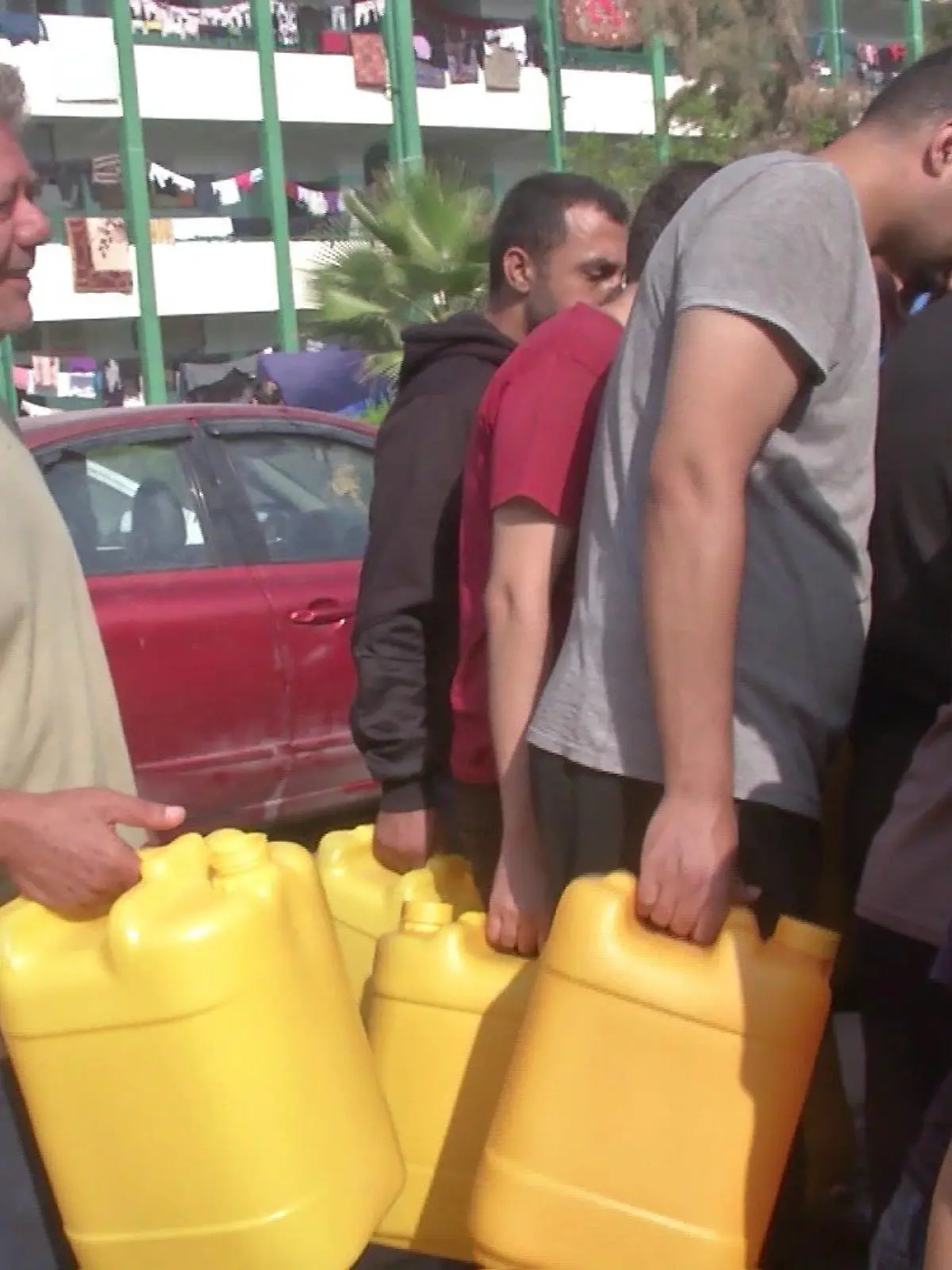 Der Berliner Lehrer Zaki Sultan saß plötzlich im Gazastreifen fest. Hier steht er an, um Wasser zu besorgen.