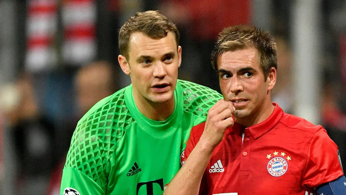 Philipp Lahm FC Bayern Mvºnchen im Gesprv§ch Diskussion mit Torwart Manuel Neuer FC Bayern Mvºnchen ???FC Bayern Mvºnchen FCB vs Real Madrid CF El Real La Real?UEFA Champions-League CL?Viertelfinale?Hinspiel Spiel 1?Saison 2016 2017 Mvºnchen Allianz Arena?12.04.2017