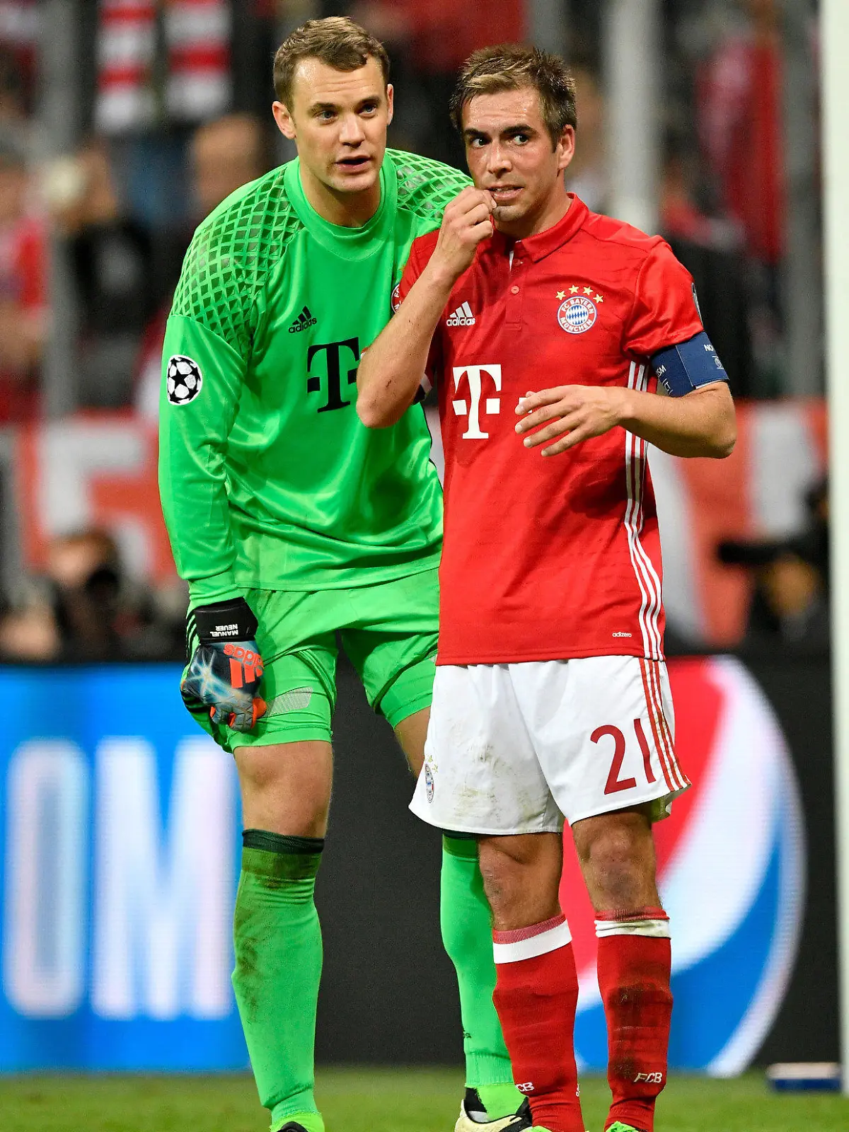 Philipp Lahm FC Bayern Mvºnchen im Gesprv§ch Diskussion mit Torwart Manuel Neuer FC Bayern Mvºnchen ???FC Bayern Mvºnchen FCB vs Real Madrid CF El Real La Real?UEFA Champions-League CL?Viertelfinale?Hinspiel Spiel 1?Saison 2016 2017 Mvºnchen Allianz Arena?12.04.2017