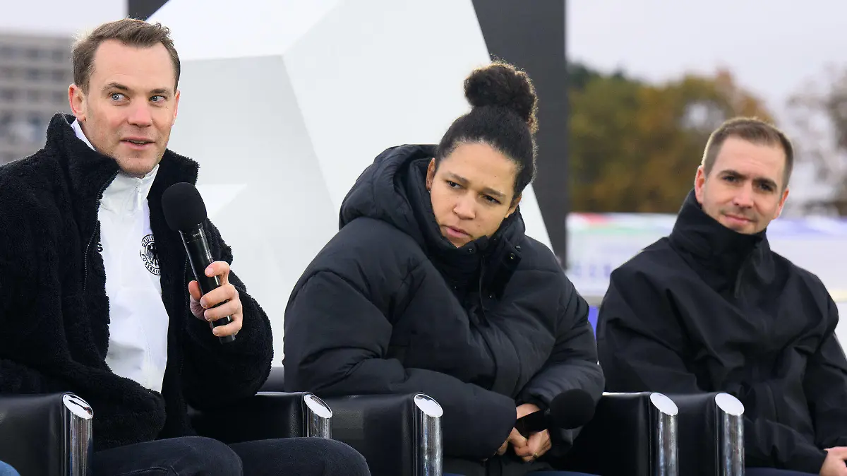 15.11.2023, Berlin: Sam Handy (l-r), Vice President Design Adidas Football, Manuel Neuer, DFB-Torhüter, Célia ·a·i·, Botschafterin UEFA EURO 2024, und Philip Lahm, Turnierdirektor UEFA EURO 2024, sitzen bei der Vorstellung des EM-Spielballs für die UEFA EURO 2024 auf einem Podium auf dem Maifeld am Olympiastadion. Die nächste Fußball-Europameisterschaft (UEFA EURO 2024) findet zwischen dem 14.06.2024 und dem 14.07.2024 in Deutschland statt. (zu dpa: «Neuer selbstbewusst: Will EM-Finale in Berlin spielen») Foto: Bernd von Jutrczenka/dpa +++ dpa-Bildfunk +++