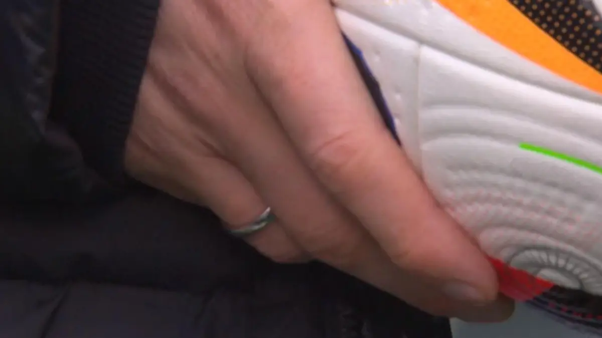 Manuel Neuer trug bei der Vorstellung des Balls für die Heim-EM 2024 diesen Ring - seinen Ehering!?