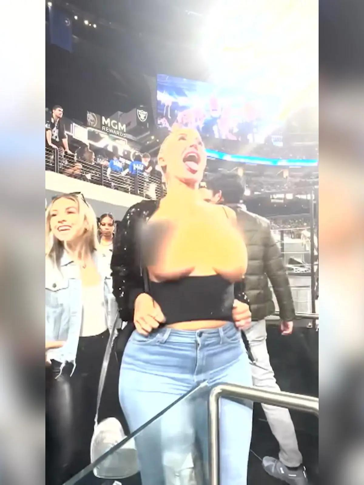 Beim Spiel der Las Vegas Raiders gegen die New York Jets sahen die Fans nicht nur ein überragendes Raiders-Team, sondern auch einen illegalen Busen-Blitzer!