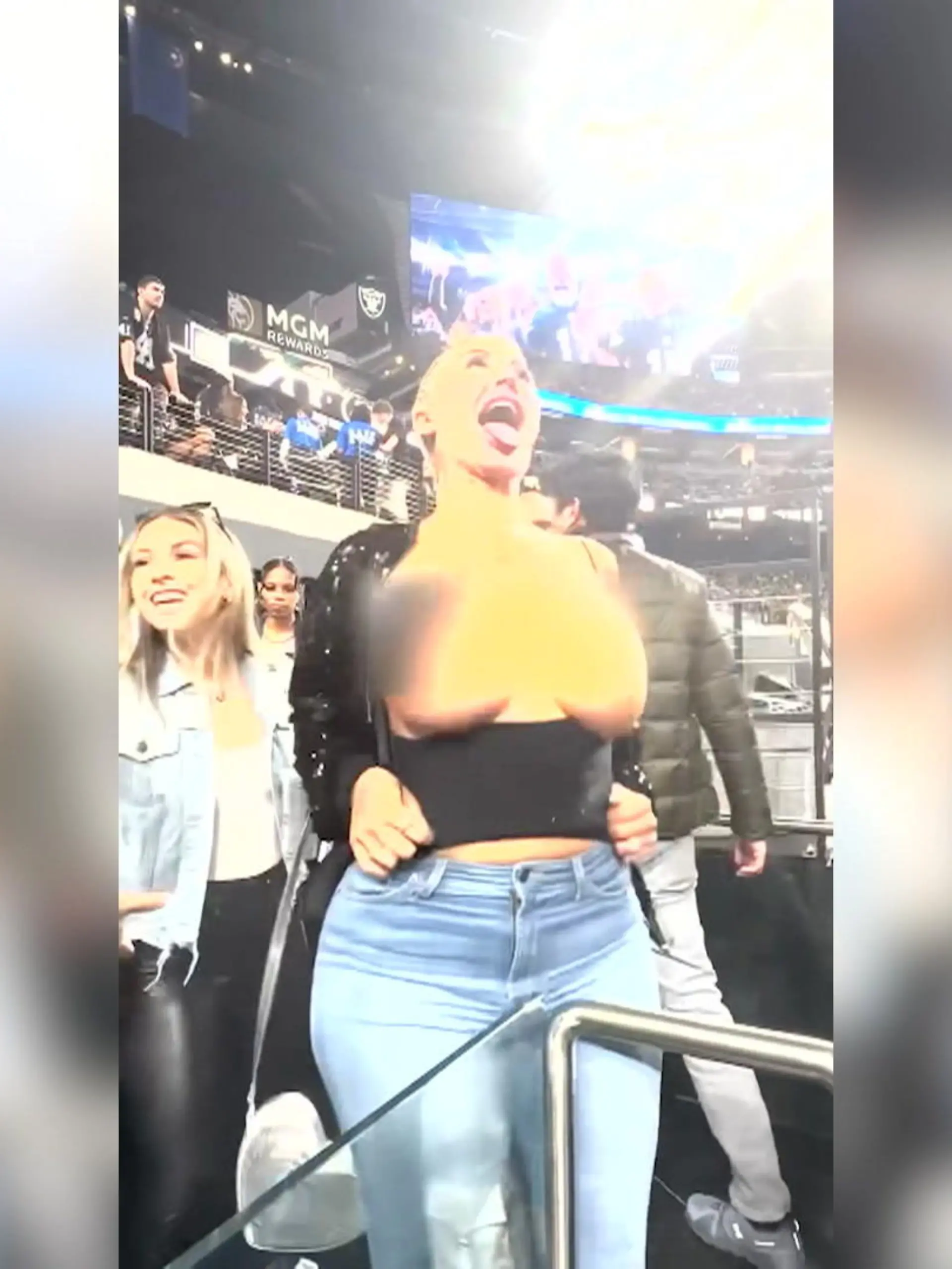 Beim Spiel der Las Vegas Raiders gegen die New York Jets sahen die Fans nicht nur ein überragendes Raiders-Team, sondern auch einen illegalen Busen-Blitzer!
