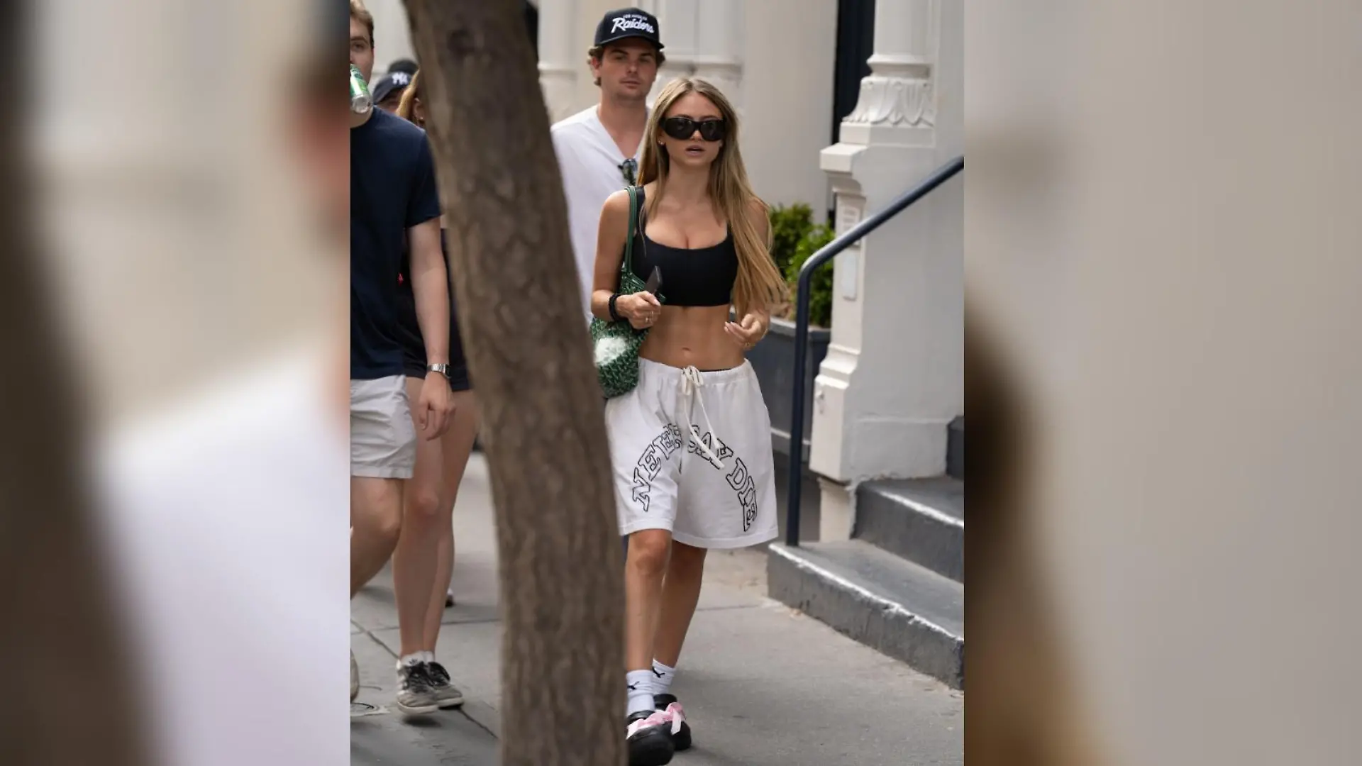 Leni Klum spaziert in einem bauchfreien weißen Top durch New York und präsentiert ihre Bauchmuskeln.