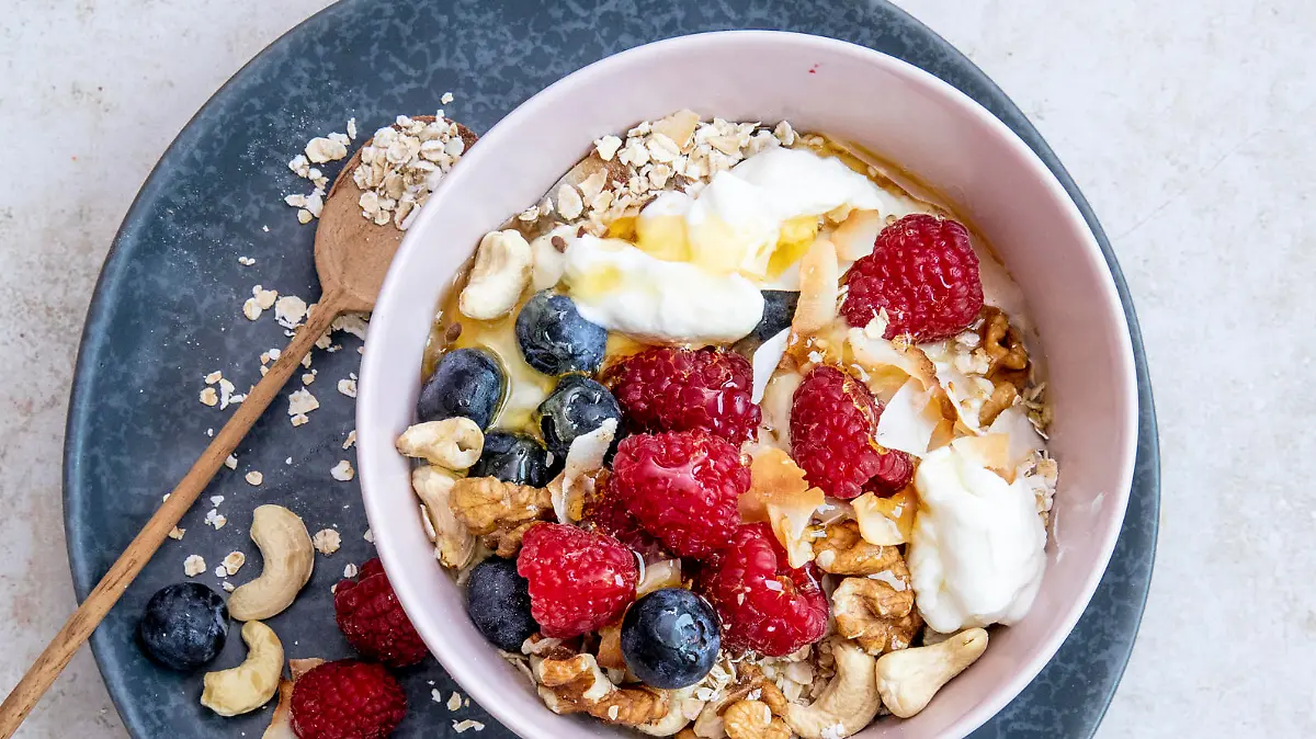 Ein köstliches und wirklich gesundes Frühstück: Skyr-Bowl mit roten Früchten und Leinöl.