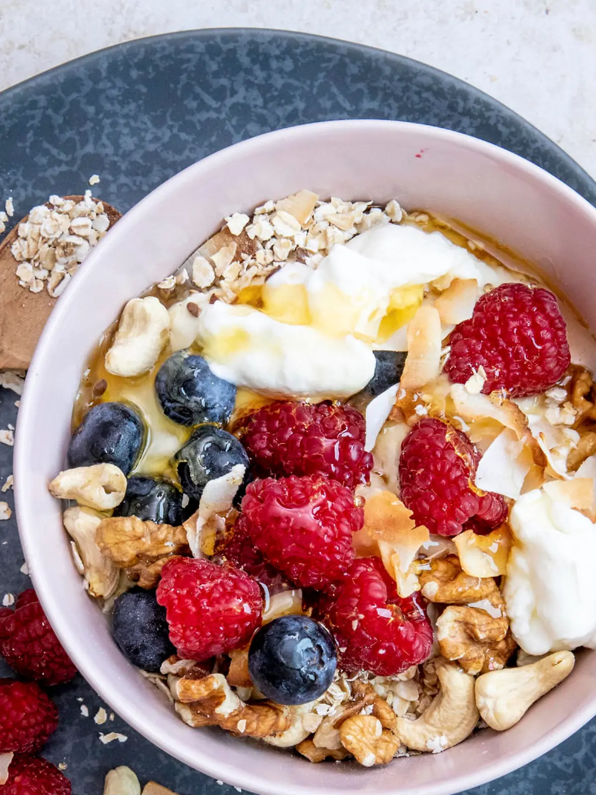 Ein köstliches und wirklich gesundes Frühstück: Skyr-Bowl mit roten Früchten und Leinöl.