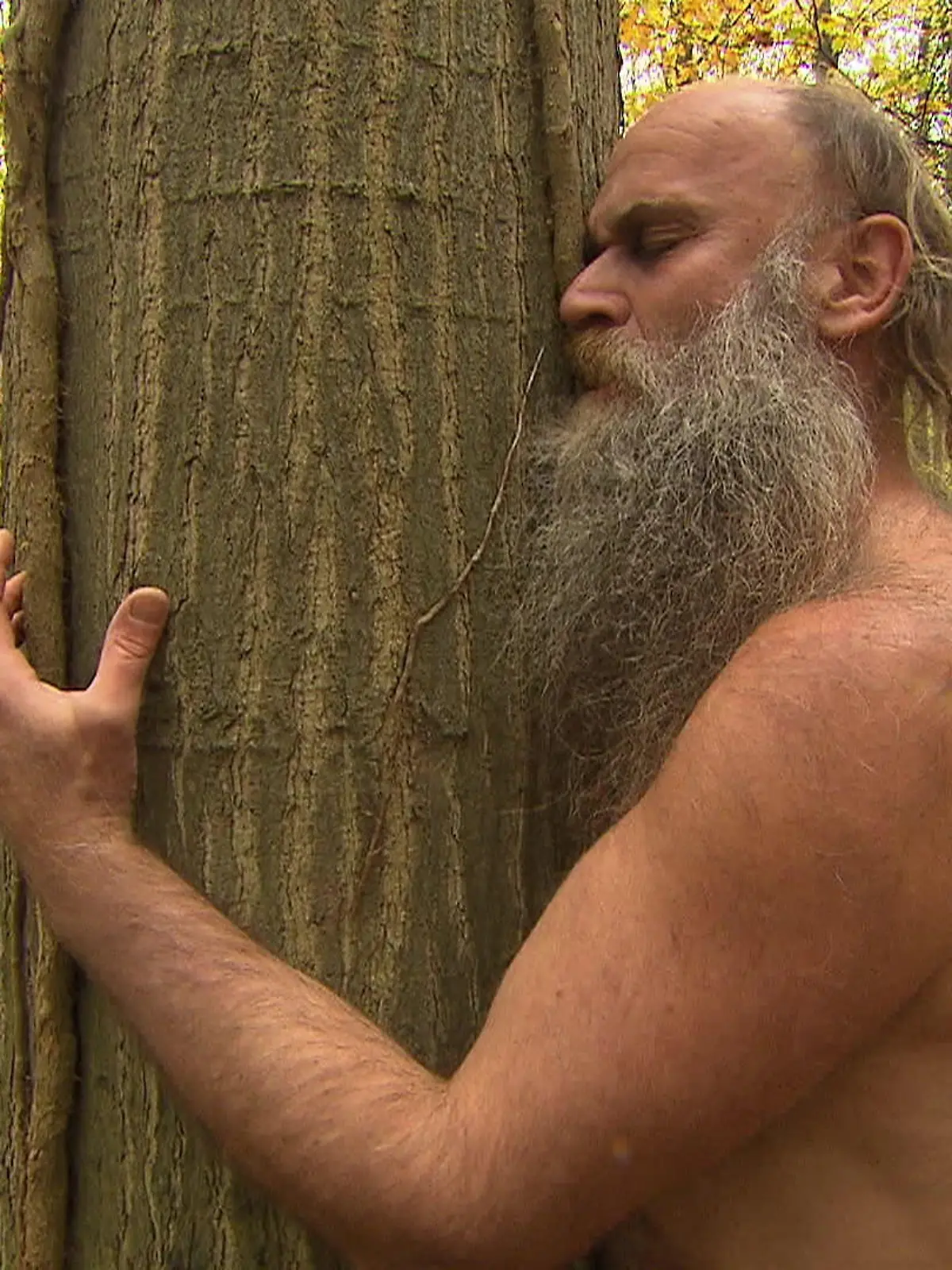 Warum sitzt dieser Mann nackt im Wald?! Zur Erklärung: das ist Jaques Schneider,  ein Performance-Künstler, der berühmt für seine verrückten Auftritte ist. Eigentlich lebt er in Frankreich ganz abgeschieden - nur im Wald fühlt er sich wohl.
