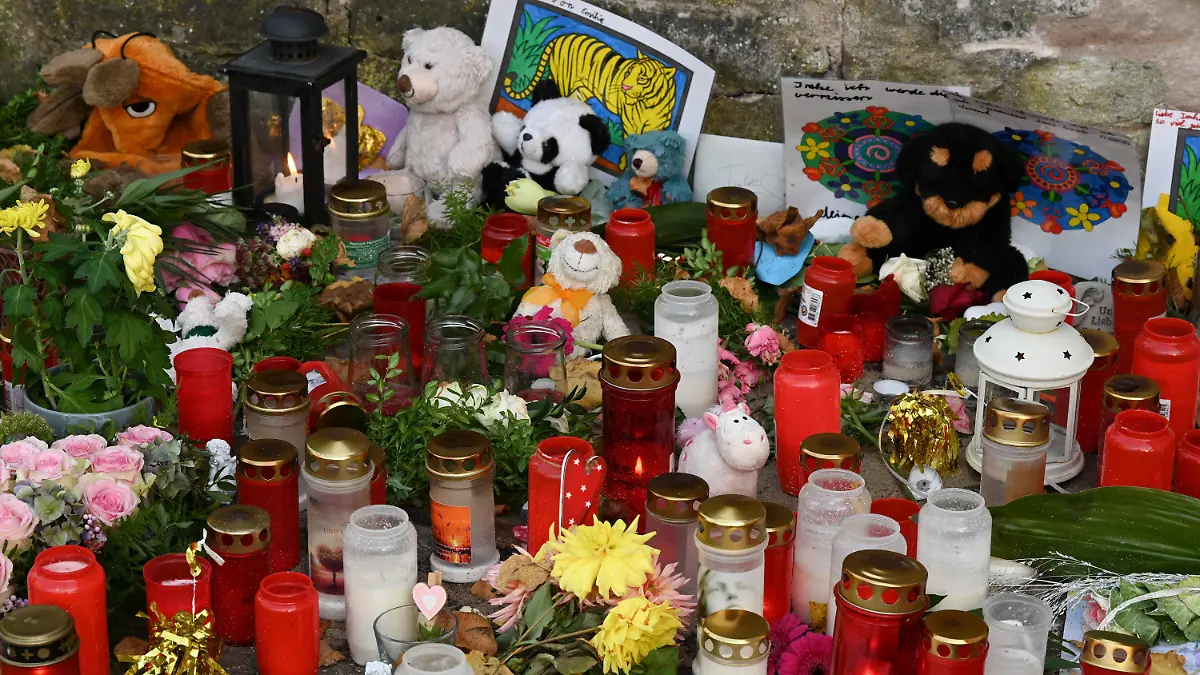 ARCHIV - 01.11.2021, Hessen, Witzenhausen: Blumen, Teddies und Kerzen liegen auf dem Gehsteig an einem Tatort im nordhessischen Witzenhausen. Dort war ein Auto in eine Kindergruppe gefahren. Der Fahrer steht nun vor Gericht. (zu dpa «Prozess wegen tödlicher Autoattacke auf Schulkinder beginnt») Foto: Uwe Zucchi/dpa +++ dpa-Bildfunk +++