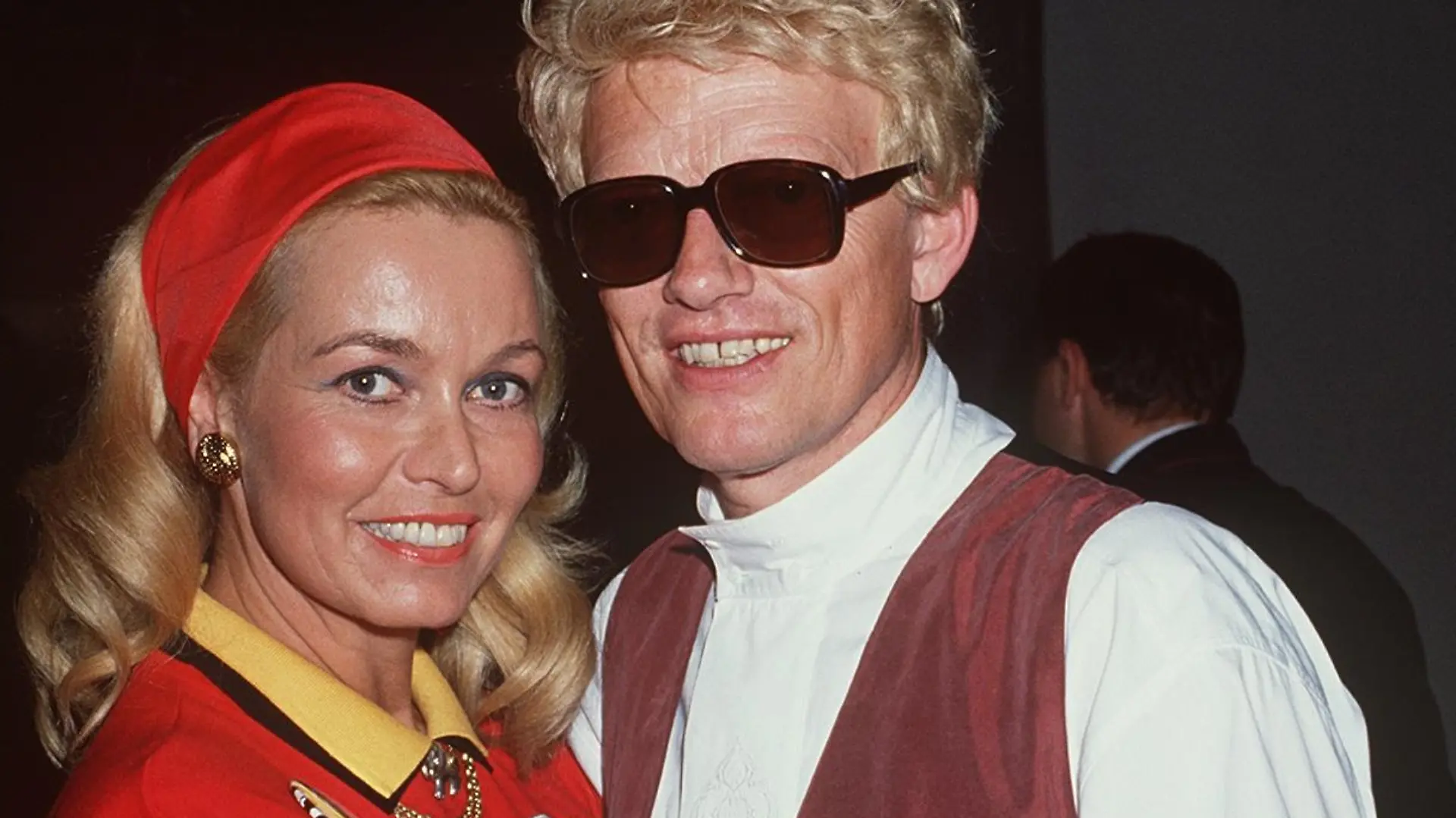 TV/ "DIE AKTUELLE SCHAUBUDE" MIT HEINO
+ FRAU HANNELORE VON AUERSPERG
HALBFIGUR / STEHEN / ARM IN ARM / UMARMEN
/ JACKE ROT BLAU BUNT / HAARBAND ROT /
HEMD WEISS / WESTE BRAUN / BRILLE /
LÄCHELN / BÜRGERLICH HANS GEORG KRAMM