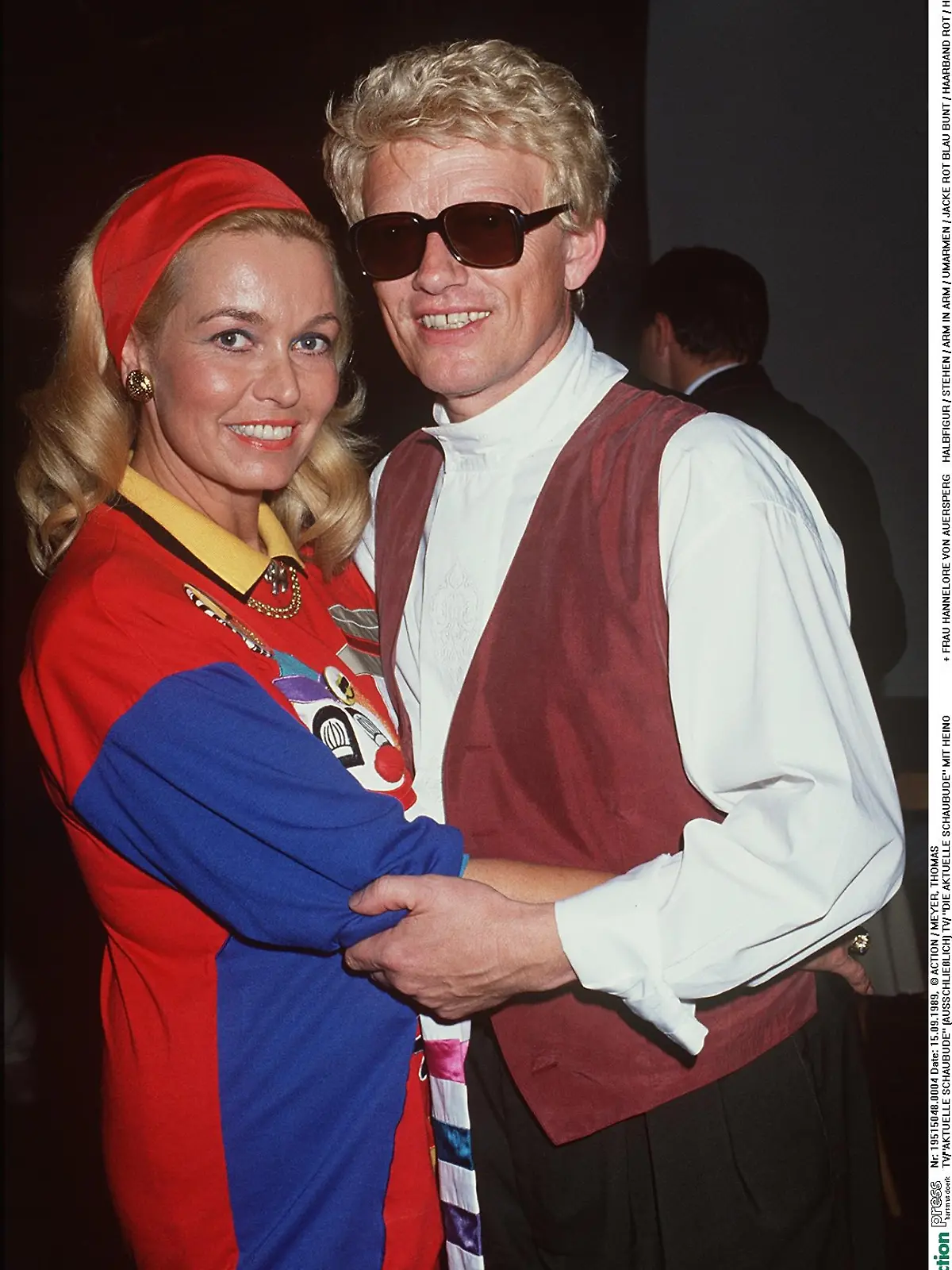 TV/ "DIE AKTUELLE SCHAUBUDE" MIT HEINO
+ FRAU HANNELORE VON AUERSPERG
HALBFIGUR / STEHEN / ARM IN ARM / UMARMEN
/ JACKE ROT BLAU BUNT / HAARBAND ROT /
HEMD WEISS / WESTE BRAUN / BRILLE /
LÄCHELN / BÜRGERLICH HANS GEORG KRAMM