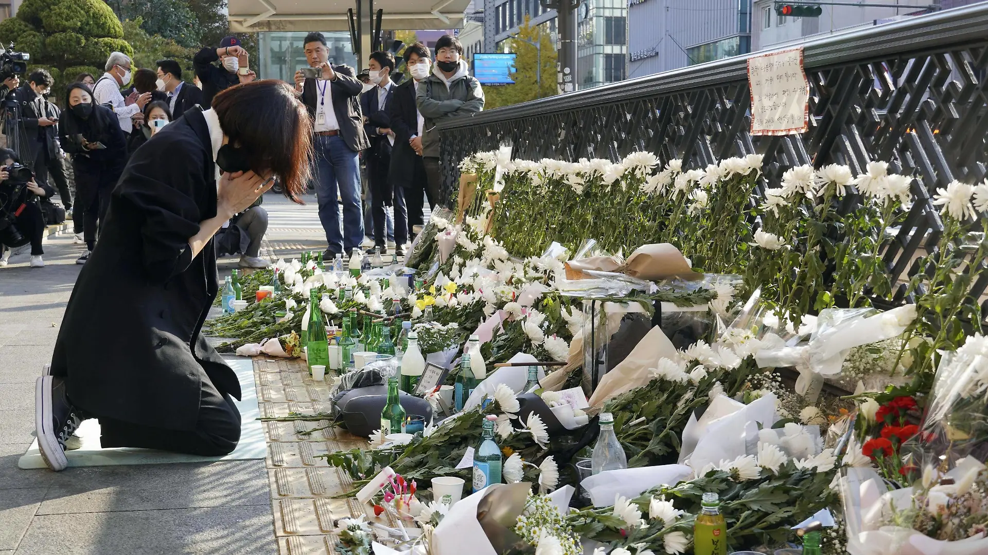 Seoul Halloween stampede A mourner kneels to pray near bouquets near the scene of last weekend s deadly crowd crush during Halloween festivities in Seoul s Itaewon district on Oct. 31, 2022. PUBLICATIONxINxGERxSUIxAUTxHUNxONLY A14AA0001349862P