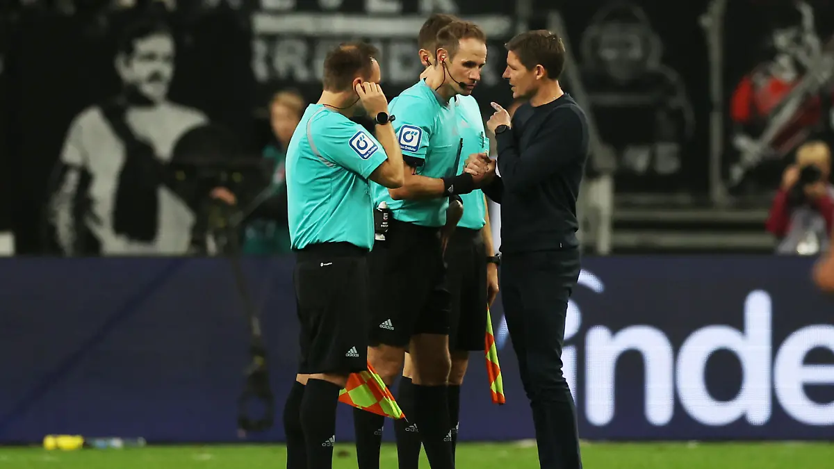 FRANKFURT AM MAIN, GERMANY - OCTOBER 29: Oliver Glasner, Head Coach of Eintracht Frankfurt, speaks with Match Referee, Sascha Stegemann in the Bundesliga match between Eintracht Frankfurt and Borussia Dortmund at Deutsche Bank Park on October 29, 2022 in Frankfurt am Main, Germany. (Photo by Lars Baron/Getty Images)