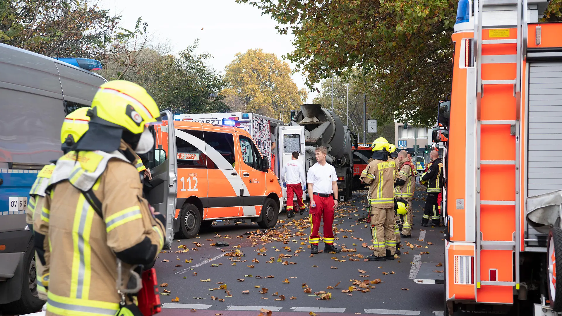 31.10.2022, Berlin: Einsatzfahrzeuge von Polizei und Feuerwehr stehen an der Bundesallee in Berlin-Wilmersdorf, wo eine Radfahrerin bei dem Verkehrsunfall mit einem Lastwagen lebensgefährlich verletzt wurde. Die Verletzte sei unter dem Betonmischer eingeklemmt worden, teilte ein Sprecher der Feuerwehr mit. Auch der Lkw-Fahrer wurde bei dem Unfall verletzt. Einsatzkräfte der Berliner Feuerwehr sind nach Angaben eines Sprechers wegen Protesten von Klimademonstranten zudem verspätet am Unfallort eingetroffen. Foto: Paul Zinken/dpa +++ dpa-Bildfunk +++
