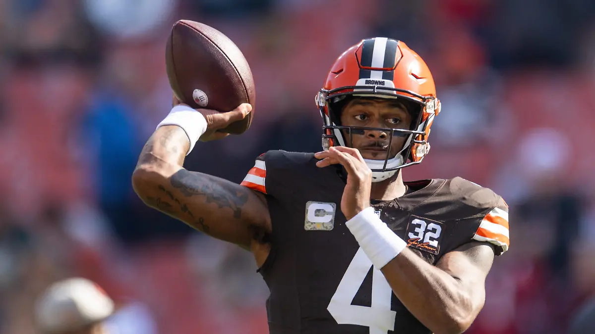 NFL, American Football Herren, USA Arizona Cardinals at Cleveland Browns Nov 5, 2023 Cleveland, Ohio, USA Cleveland Browns quarterback Deshaun Watson 4 throws the ball during warm ups before the game against the Arizona Cardinals at Cleveland Browns Stadium. Cleveland Cleveland Browns Stadium Ohio USA, EDITORIAL USE ONLY PUBLICATIONxINxGERxSUIxAUTxONLY Copyright: xScottxGalvinx 20231105_tbs_bg7_050