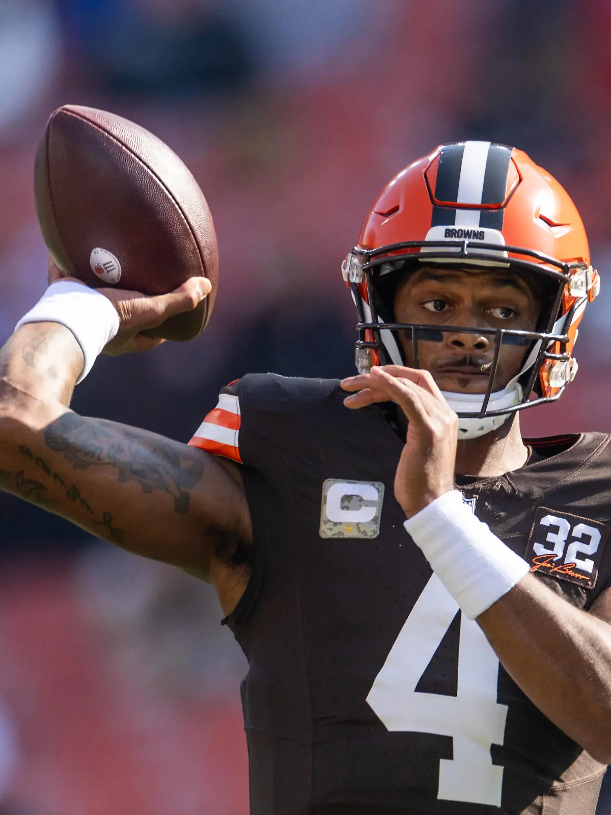 NFL, American Football Herren, USA Arizona Cardinals at Cleveland Browns Nov 5, 2023 Cleveland, Ohio, USA Cleveland Browns quarterback Deshaun Watson 4 throws the ball during warm ups before the game against the Arizona Cardinals at Cleveland Browns Stadium. Cleveland Cleveland Browns Stadium Ohio USA, EDITORIAL USE ONLY PUBLICATIONxINxGERxSUIxAUTxONLY Copyright: xScottxGalvinx 20231105_tbs_bg7_050