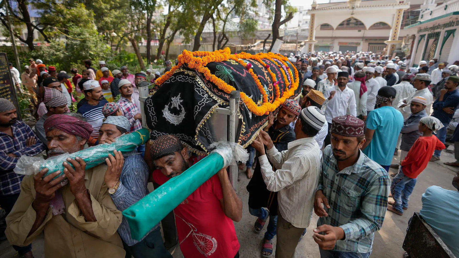 31.10.2022, Indien, Morbi: Menschen bereiten sich darauf vor, die Leiche eines Opfers nach dem Einsturz einer Hängebrücke einzuäschern. Die Zahl der Toten beim Einsturz einer Hängebrücke über einem Fluss in Indien ist weiter gestiegen. Foto: Ajit Solanki/AP/dpa +++ dpa-Bildfunk +++