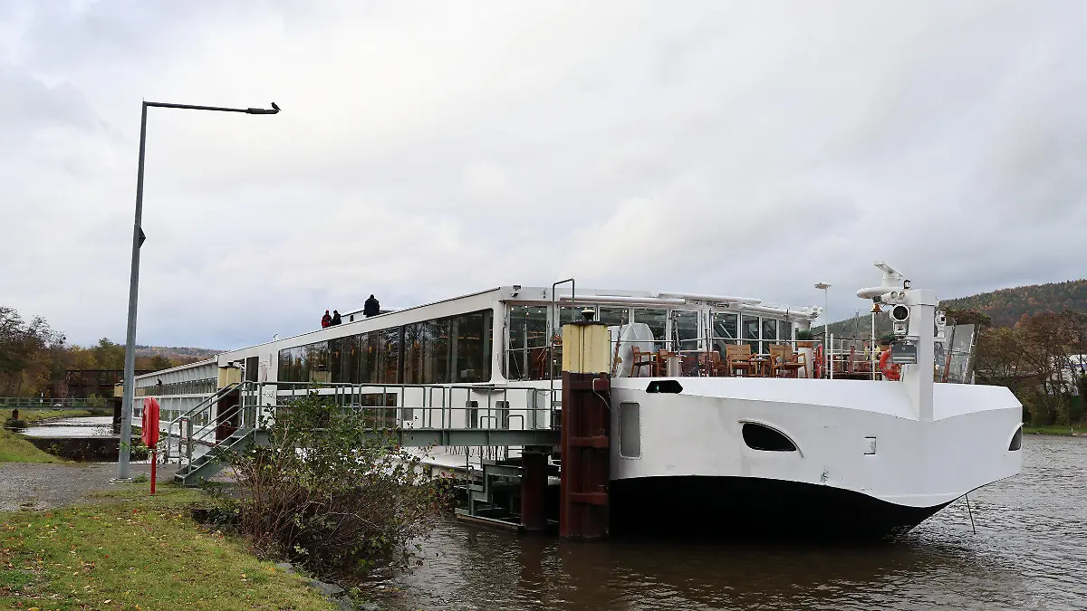 15.11.2023, Bayern, Miltenberg: Das Flusskreuzfahrtschiff «Viking Gymir» hat auf dem Main bei Miltenberg in Unterfranken angelegt. Das Schiff war Polizeiangaben zufolge zuvor gegen eine Eisenbahnbrücke gefahren und beschädigt worden. (zu dpa: «Flusskreuzfahrtschiff auf Main fährt gegen Eisenbahnbrücke») Foto: Ralf Hettler/dpa +++ dpa-Bildfunk +++