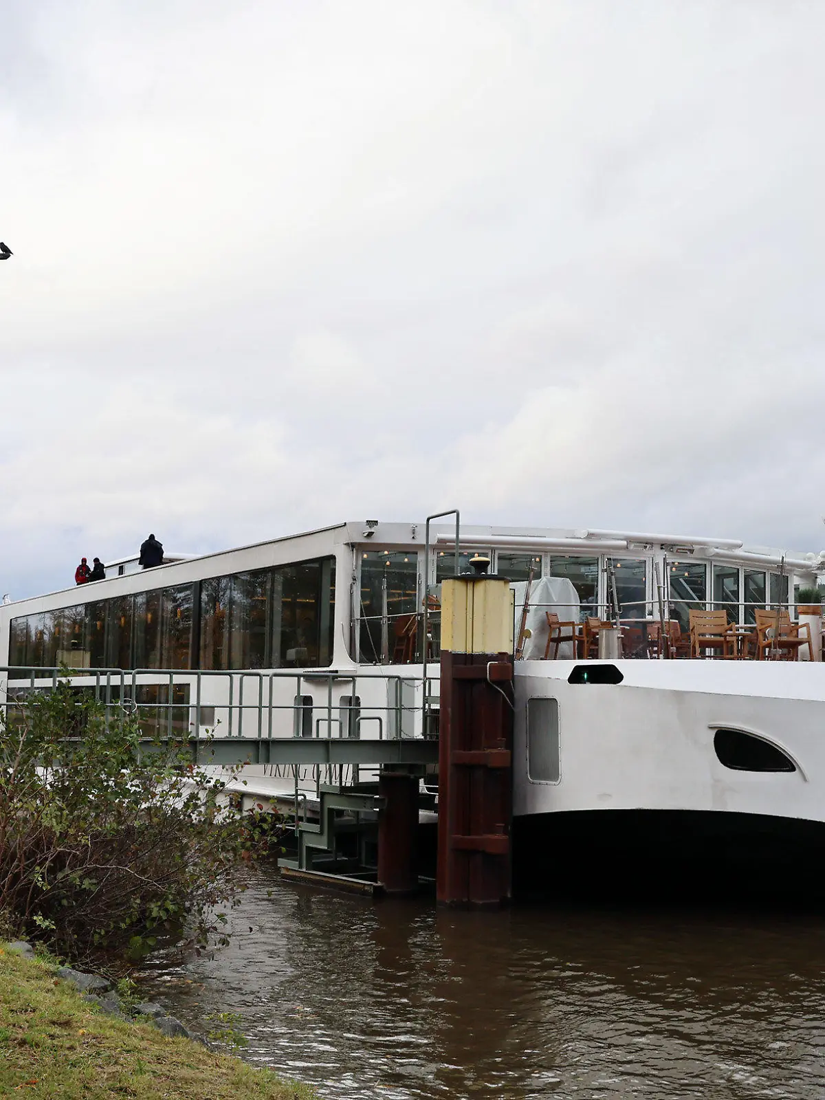 15.11.2023, Bayern, Miltenberg: Das Flusskreuzfahrtschiff «Viking Gymir» hat auf dem Main bei Miltenberg in Unterfranken angelegt. Das Schiff war Polizeiangaben zufolge zuvor gegen eine Eisenbahnbrücke gefahren und beschädigt worden. (zu dpa: «Flusskreuzfahrtschiff auf Main fährt gegen Eisenbahnbrücke») Foto: Ralf Hettler/dpa +++ dpa-Bildfunk +++