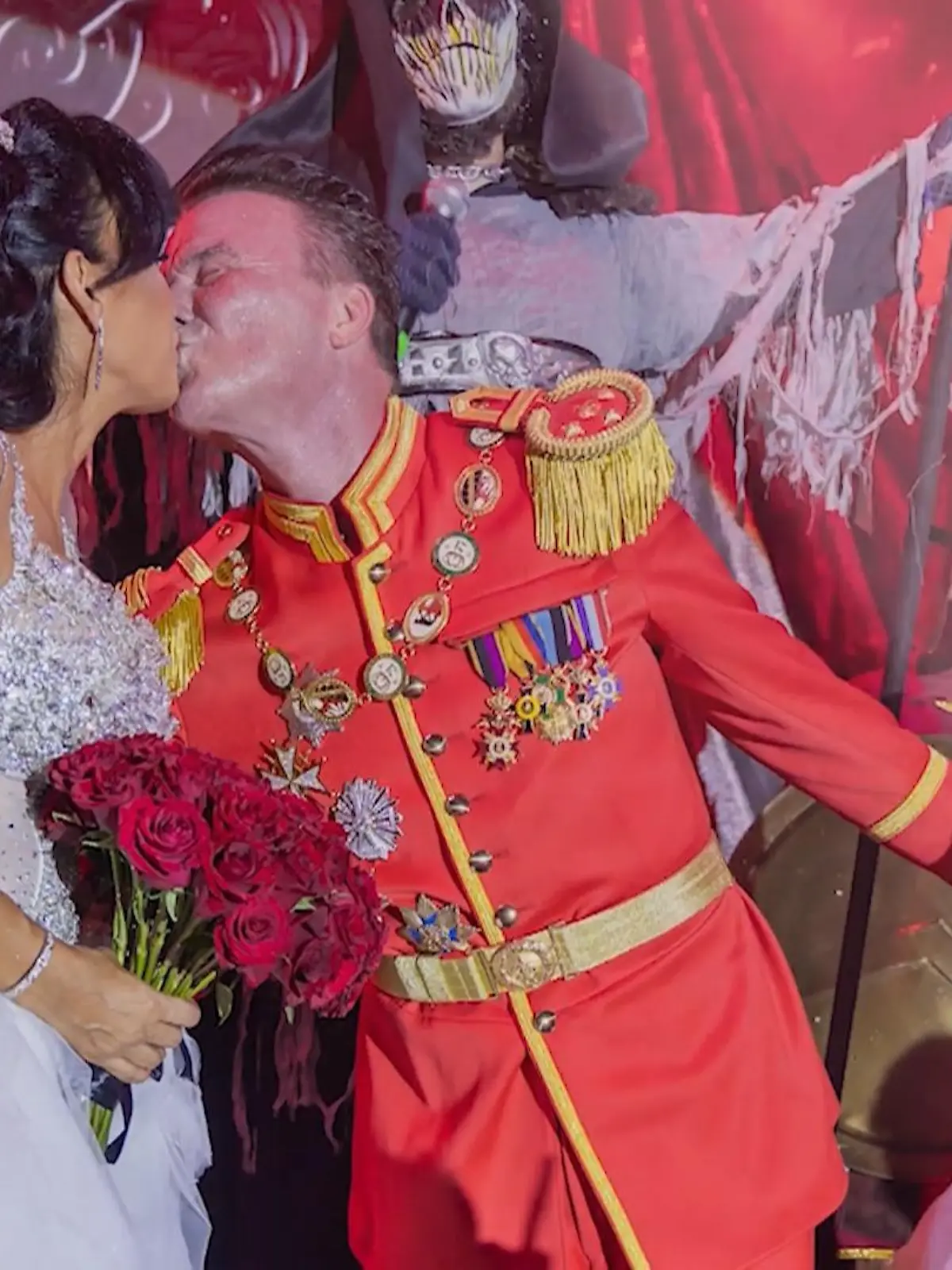 Wenn Prinz Marcus heiratet, dann muss das ja protzig geschehen. Nach zwanzig Jahren Beziehung hat er jetzt endlich seine Masume zur Prinzessin gemacht. Und sie haben natürlich alles aufgefahren, was geht – im Video.