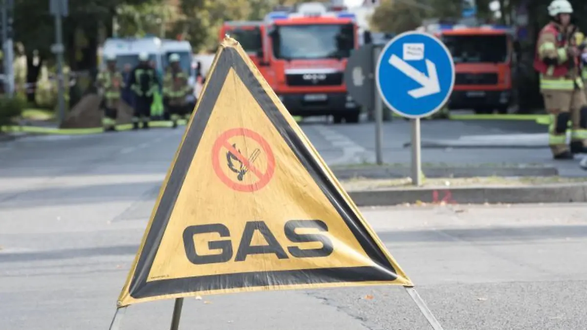 Ein Warnschild weist auf ein Gasleck hin