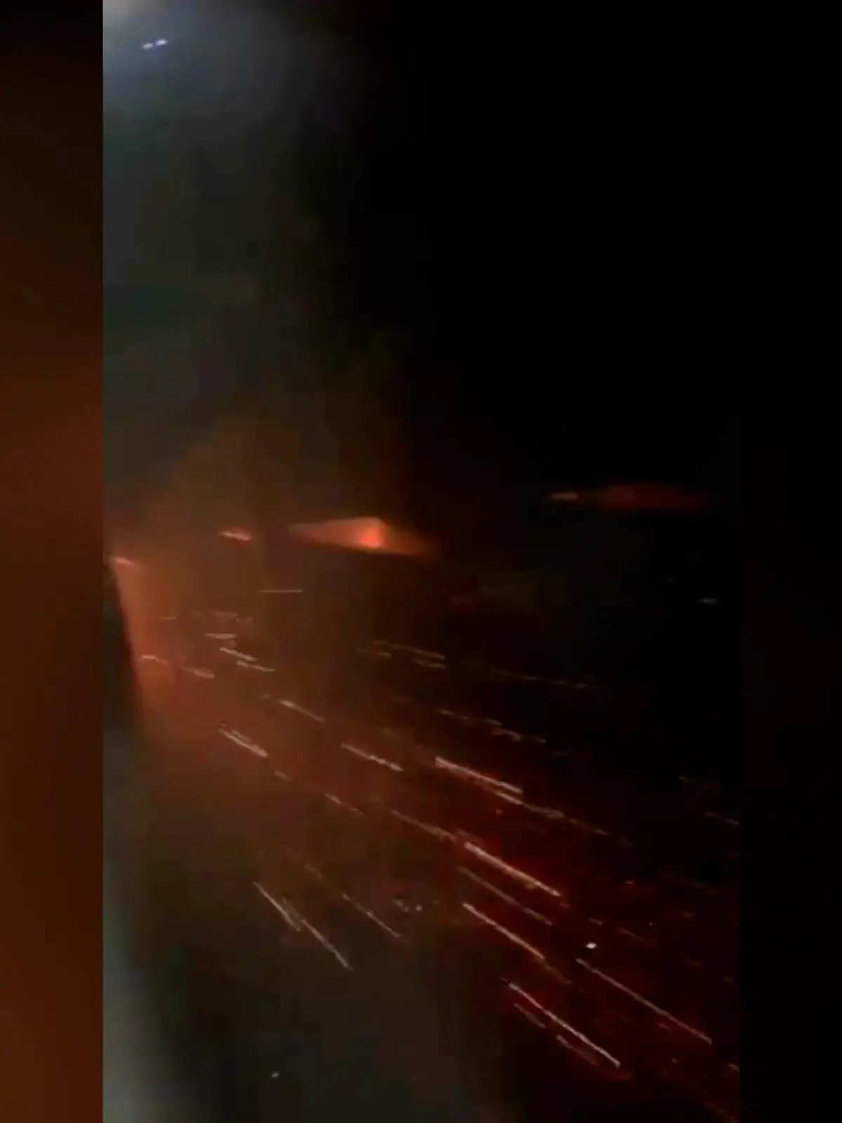 Kurz nach dem Start in Salvador wird ein Vogel in die Turbine eines LATAM-Fliegers gesaugt - das Triebwerk fängt plötzlich Feuer. Unter tosenden Applaus landet der Pilot das Flugzeug wieder beim Startflughafen.
