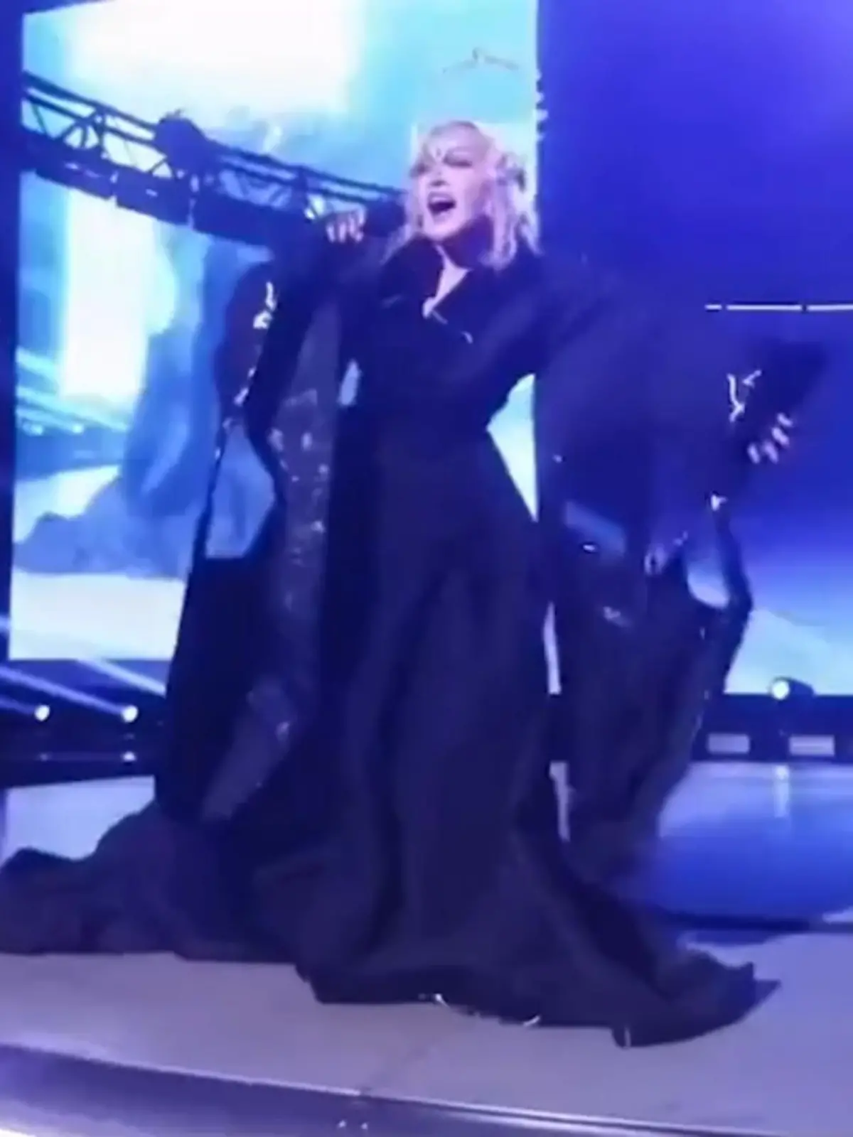 Bild zu: "Madonna auf Tour"