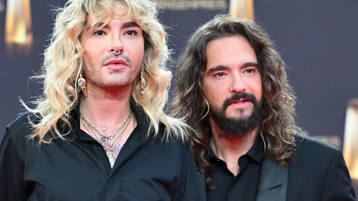 ARCHIV - 28.09.2023, Nordrhein-Westfalen, Köln: Die Musiker Bill Kaulitz (l) und Tom Kaulitz kommen zur Verleihung der Deutschen Fernsehpreise 2023 ins Coloneum.  Beim Radiopreis «1Live Krone» werden die Musiker Bill und Tom Kaulitz als herausragende Entertainer ausgezeichnet.(zu dpa "1Live zeichnet Bill und Tom Kaulitz mit Unterhaltungs-Krone aus") Foto: Henning Kaiser/dpa +++ dpa-Bildfunk +++