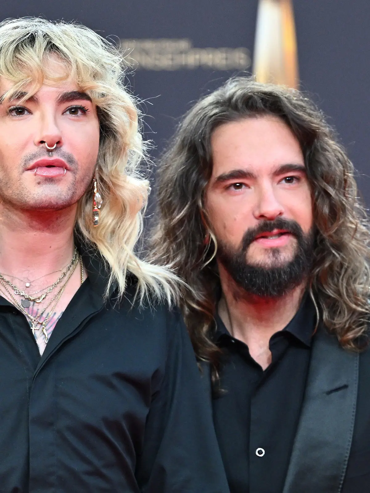ARCHIV - 28.09.2023, Nordrhein-Westfalen, Köln: Die Musiker Bill Kaulitz (l) und Tom Kaulitz kommen zur Verleihung der Deutschen Fernsehpreise 2023 ins Coloneum.  Beim Radiopreis «1Live Krone» werden die Musiker Bill und Tom Kaulitz als herausragende Entertainer ausgezeichnet.(zu dpa "1Live zeichnet Bill und Tom Kaulitz mit Unterhaltungs-Krone aus") Foto: Henning Kaiser/dpa +++ dpa-Bildfunk +++