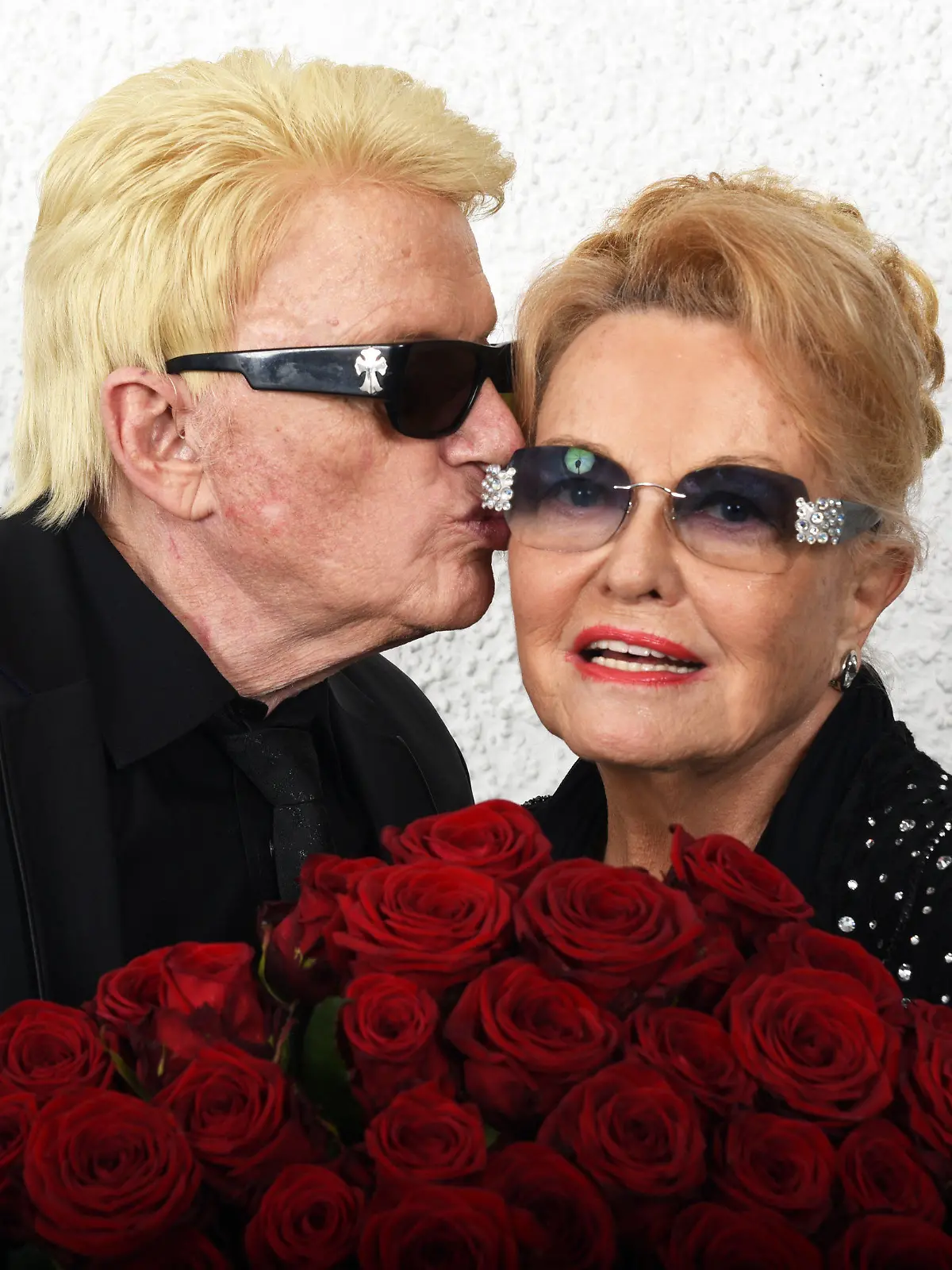 ARCHIV - 03.04.2019, Nordrhein-Westfalen, Bad Münstereifel: Der Volkssänger Heino und seine Frau Hannelore halten bei einem Fotoshooting im Historischen Kurhaus rote Rosen in den Händen. Sie feiern dort im engsten Freundeskreis ihren 40. Hochzeitstag, die Rubin-Hochzeit. (zu dpa: «Heino trauert um Ehefrau Hannelore ») Foto: Horst Ossinger/dpa +++ dpa-Bildfunk +++