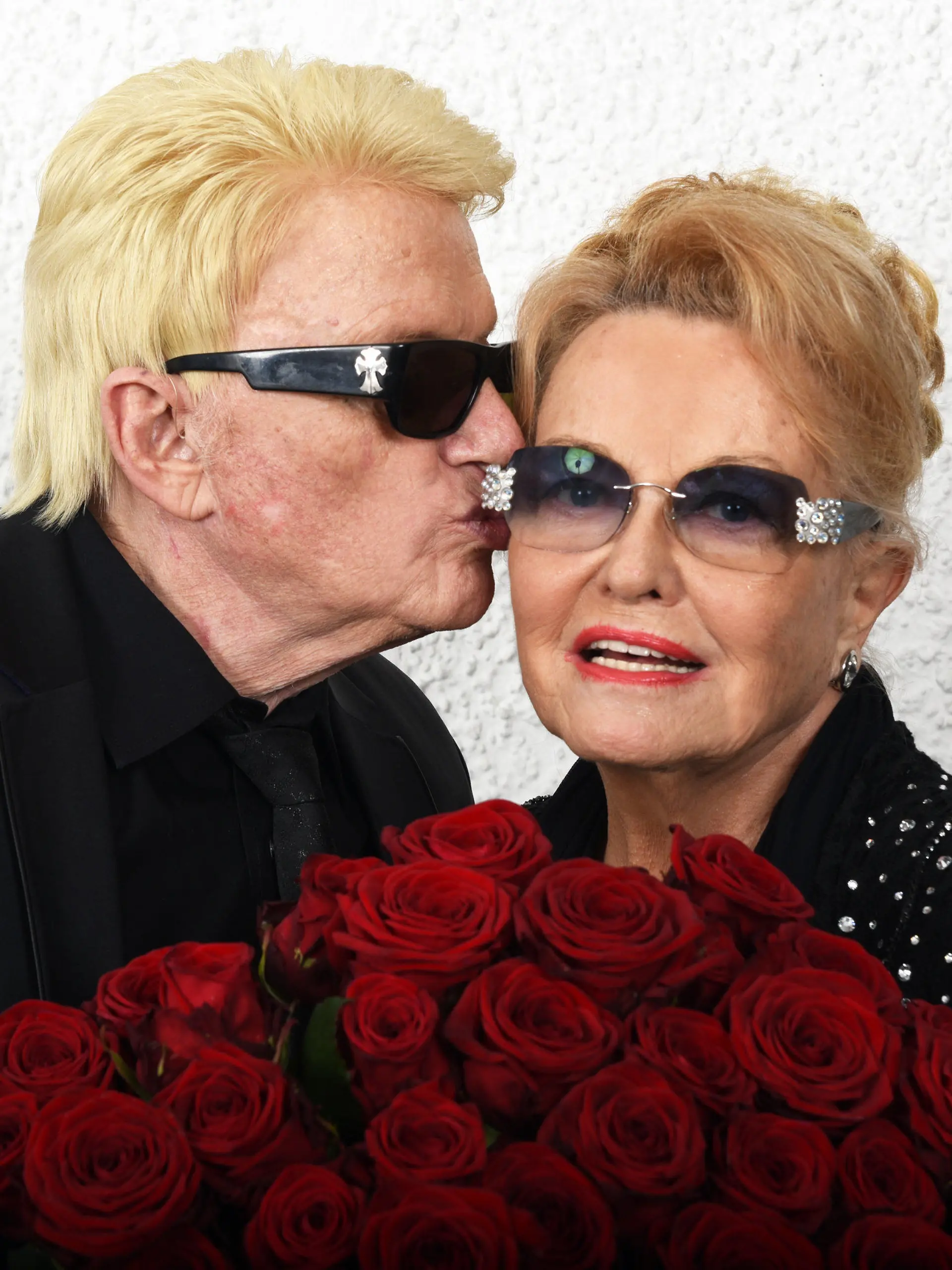ARCHIV - 03.04.2019, Nordrhein-Westfalen, Bad Münstereifel: Der Volkssänger Heino und seine Frau Hannelore halten bei einem Fotoshooting im Historischen Kurhaus rote Rosen in den Händen. Sie feiern dort im engsten Freundeskreis ihren 40. Hochzeitstag, die Rubin-Hochzeit. (zu dpa: «Heino trauert um Ehefrau Hannelore ») Foto: Horst Ossinger/dpa +++ dpa-Bildfunk +++