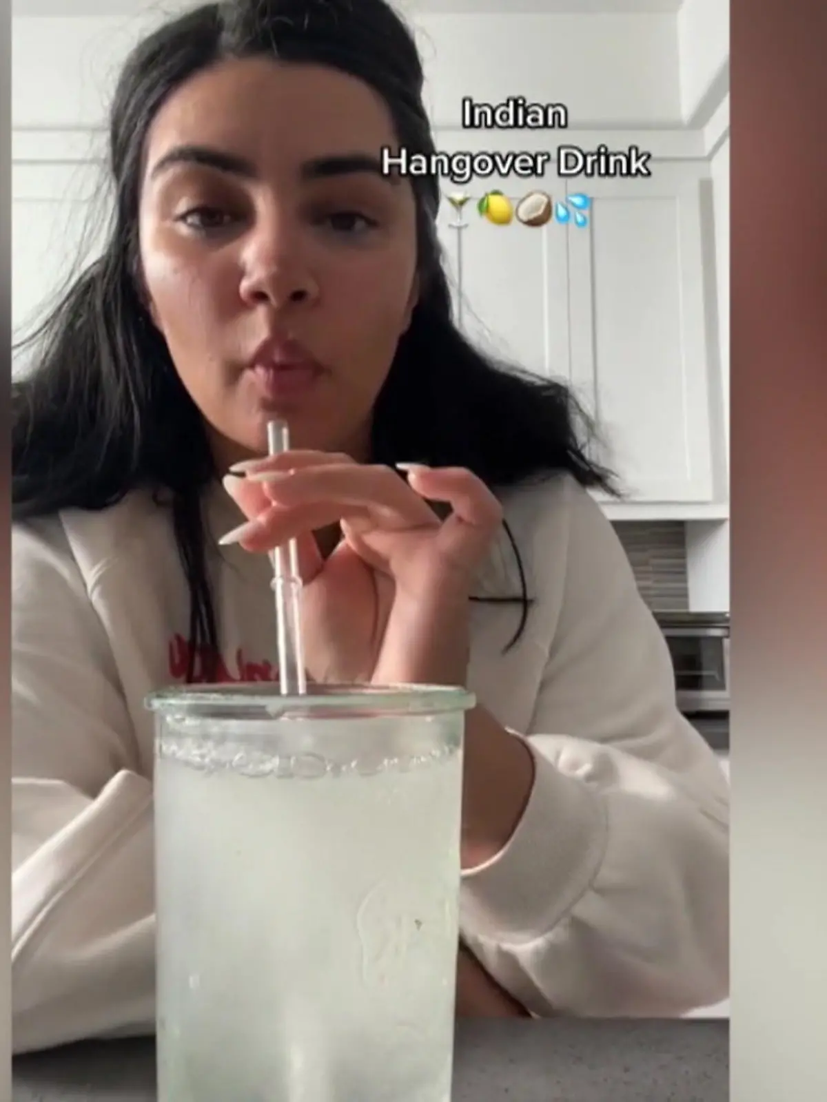 Der Kater am Morgen nach der Party ist oftmals nur schwer zu ertragen. Auf TikTok trendet gerade das Rezept einer indischen Tiktokerin, die auf die Kombination von nur vier relativ simplen Zutaten schwört. In den Kommentaren zu dem Video finden sich jede Menge Reaktion – und viele bestätigen die positive Wirkung des Drinks auf die Symptome eines Katers. Im Video sehen Sie das Rezept der Tiktokerin und wie Sie alles richtig zusammenmischen.