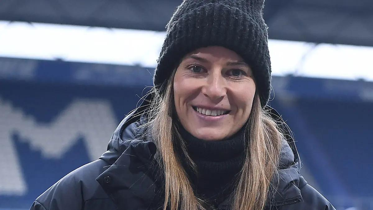 19.11.2022, Nordrhein-Westfalen, Duisburg: Fussball, DFB-Pokal, Frauen, Achtelfinale - MSV Duisburg - FC Bayern München in der Schauinsland-Reisen Arena in Duisburg: Marie-Louise Eta (damals Expertin bei Sky) lächelt. Die 32-Jährige ist seit Mittwoch Co-Trainerin bei Union Berlin. (zu dpa: «Erste Co-Trainerin der Bundesliga: Unions Eta schreibt Geschichte») Foto: Revierfoto/Revierfoto/dpa +++ dpa-Bildfunk +++