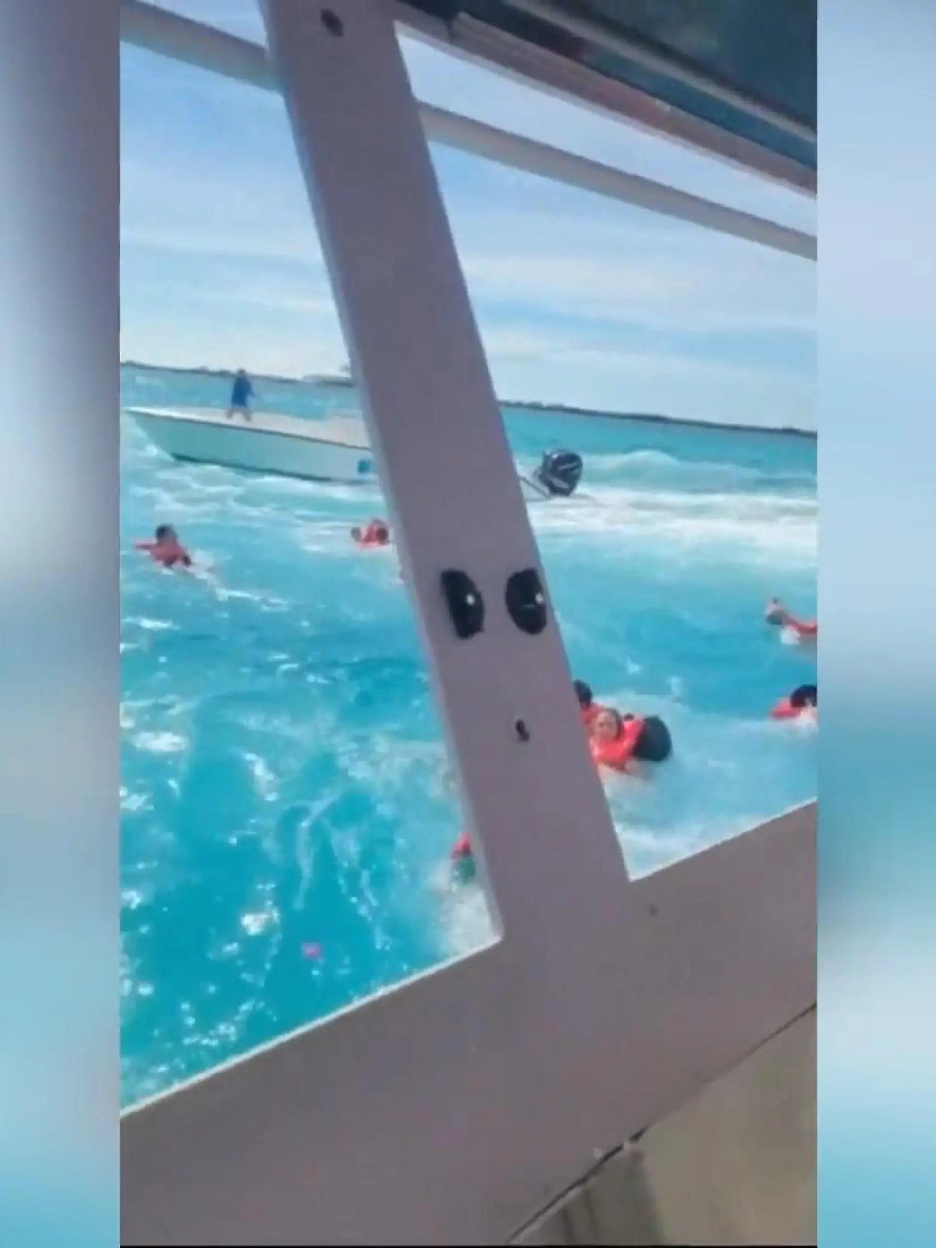 In der Karibik ist ein Ausflugsboot mit Kreuzfahrt-Passagieren gesunken, dabei ist eine Frau (74) ums Leben gekommen. Videos zeigen, wie Touristen in Rettungswesten in das Meer springen, während das zweistöckige Boot gefährlich schräg im Wasser liegt. An Bord ist auch Kelly – sie macht dem Kapitän und der Besatzung schwere Vorwürfe.