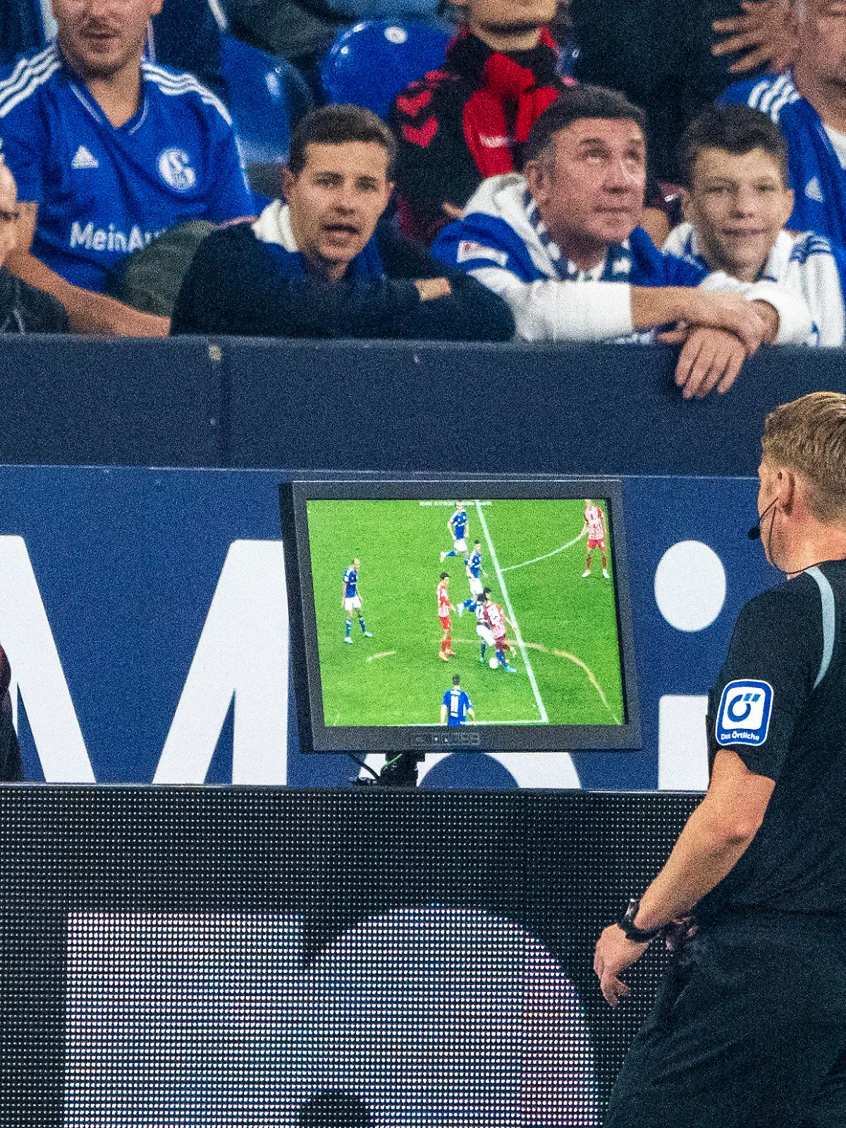 30.10.2022, Nordrhein-Westfalen, Gelsenkirchen: Fußball: Bundesliga, FC Schalke 04 - SC Freiburg, 12. Spieltag, Veltins Arena: Schiedsrichter Christian Dingert überprüft per VAR die Szene vor dem Strafstoß zum 0:2. Foto: David Inderlied/dpa - WICHTIGER HINWEIS: Gemäß den Vorgaben der DFL Deutsche Fußball Liga bzw. des DFB Deutscher Fußball-Bund ist es untersagt, in dem Stadion und/oder vom Spiel angefertigte Fotoaufnahmen in Form von Sequenzbildern und/oder videoähnlichen Fotostrecken zu verwerten bzw. verwerten zu lassen. +++ dpa-Bildfunk +++