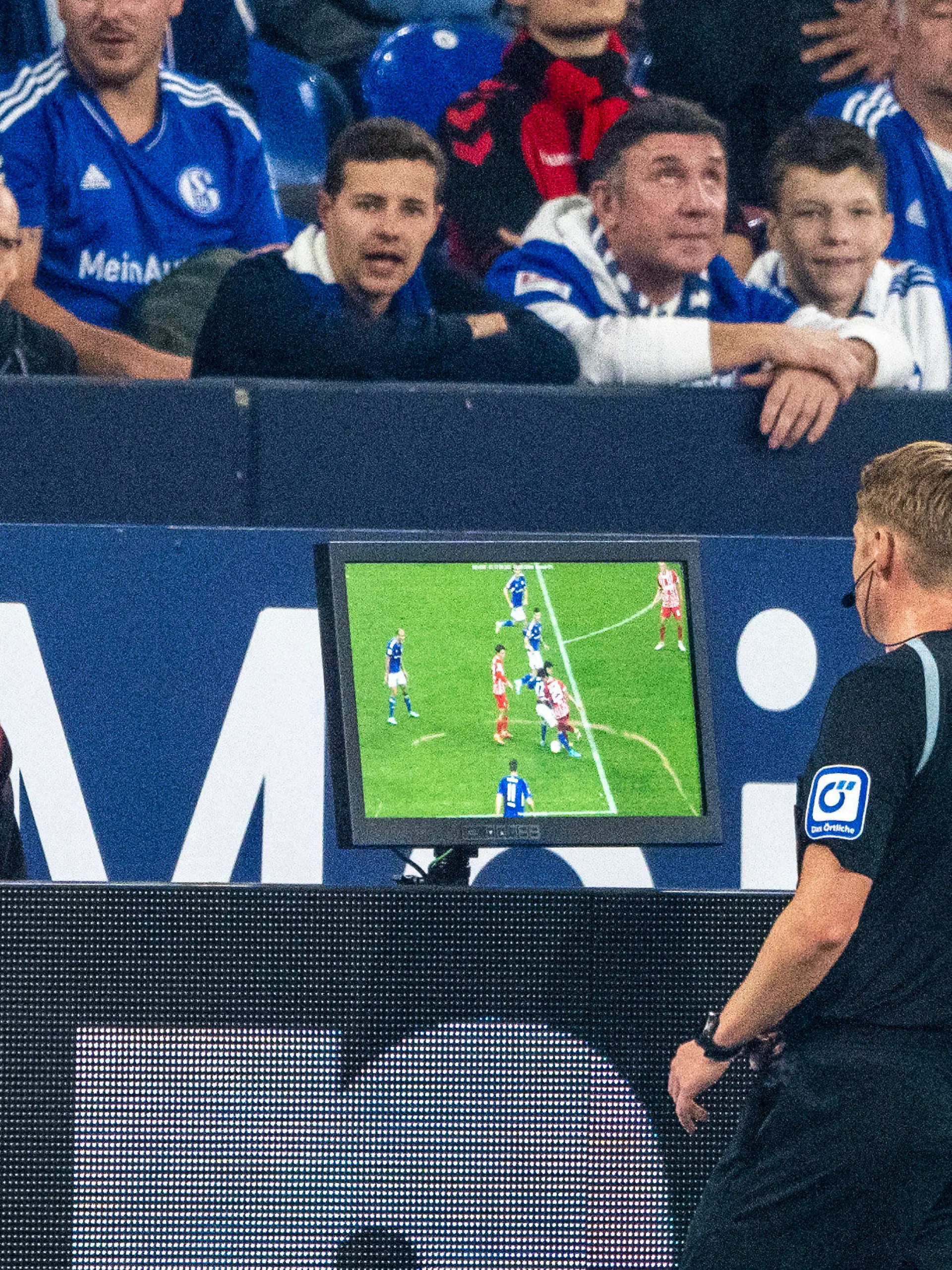 30.10.2022, Nordrhein-Westfalen, Gelsenkirchen: Fußball: Bundesliga, FC Schalke 04 - SC Freiburg, 12. Spieltag, Veltins Arena: Schiedsrichter Christian Dingert überprüft per VAR die Szene vor dem Strafstoß zum 0:2. Foto: David Inderlied/dpa - WICHTIGER HINWEIS: Gemäß den Vorgaben der DFL Deutsche Fußball Liga bzw. des DFB Deutscher Fußball-Bund ist es untersagt, in dem Stadion und/oder vom Spiel angefertigte Fotoaufnahmen in Form von Sequenzbildern und/oder videoähnlichen Fotostrecken zu verwerten bzw. verwerten zu lassen. +++ dpa-Bildfunk +++