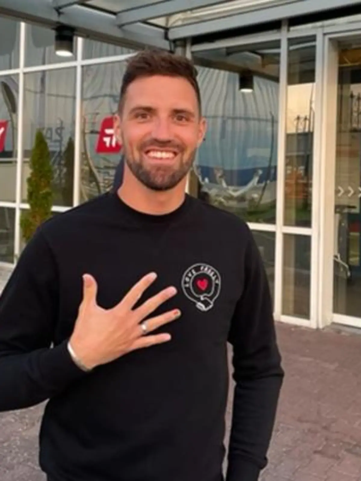 Benjamin Näßler fliegt mit der Delegation von Innenminsterin Nancy Faeser vor der WM nach Katar. Er hat die Aktion "Liebe kennt keine Pause - gegen Homophobie in Katar" ins Leben gerufen.