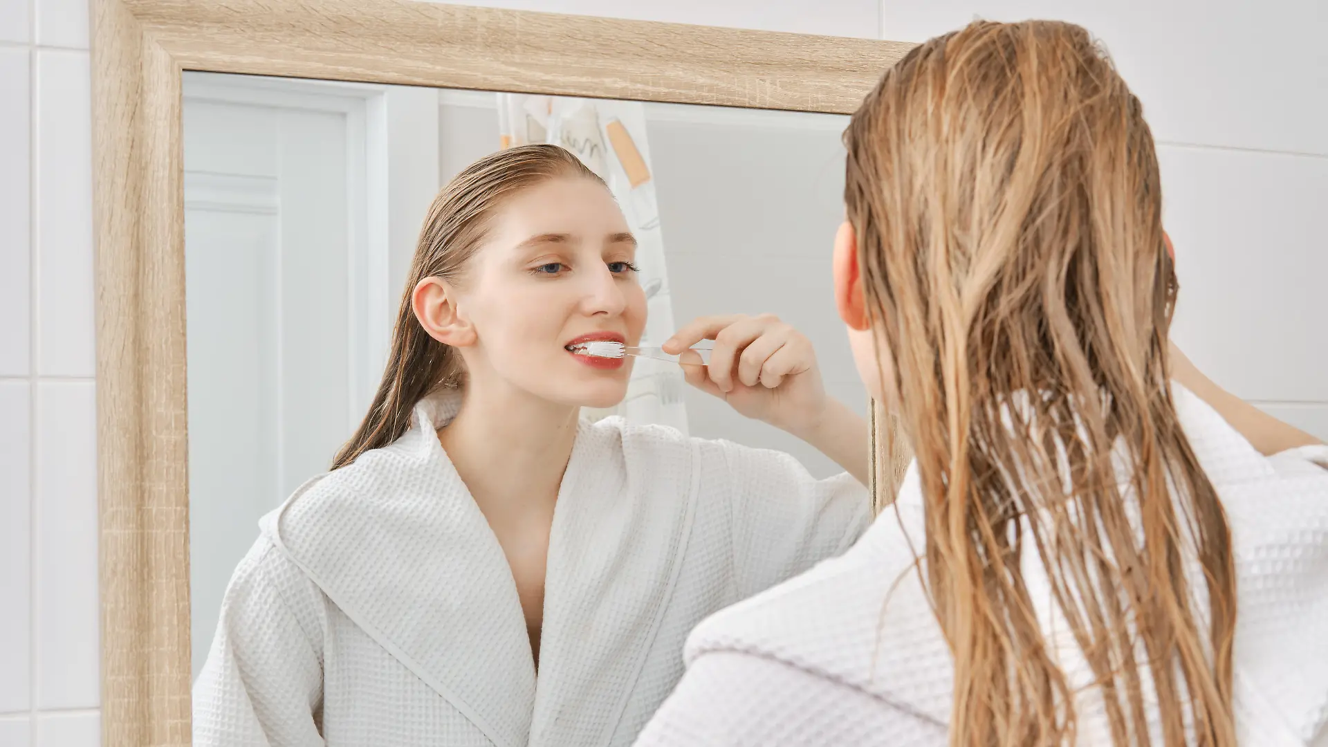 Young woman brushes her teeth before going to sleep, Young woman brushes her teeth in the bathroom before going to sleep., Young woman brushes her teeth in the bathroom before going to sleep. model released, Symbolfoto , 27.11.2022, Copyright: xBoomeartx Panthermedia33082719.jpg