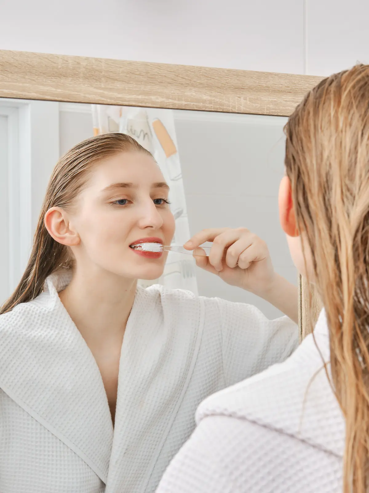 Young woman brushes her teeth before going to sleep, Young woman brushes her teeth in the bathroom before going to sleep., Young woman brushes her teeth in the bathroom before going to sleep. model released, Symbolfoto , 27.11.2022, Copyright: xBoomeartx Panthermedia33082719.jpg