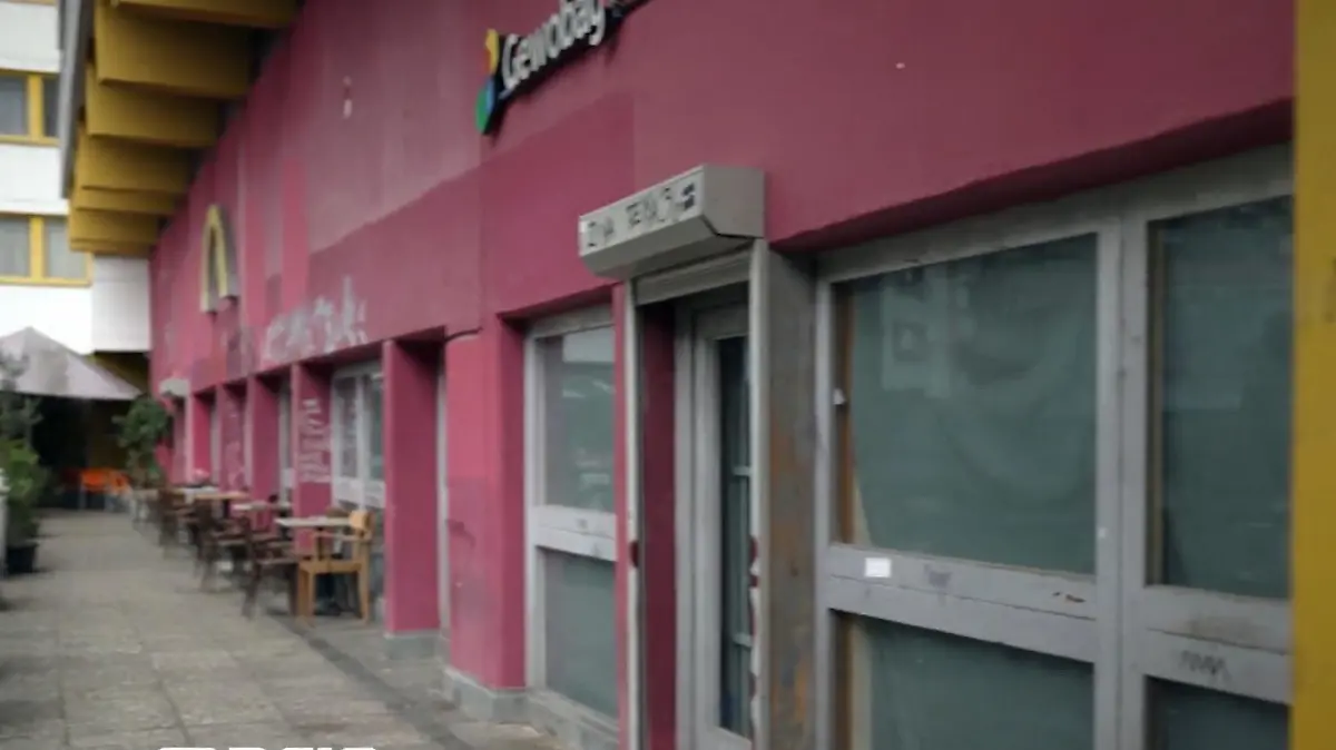 Auf dieser ersten Etage  am Kottbusser Tor in Berlin-Kreuzberg soll die neue Polizeiwache entstehen. Und sie ist nicht nur klein, sondern auch teuer: Die Sanierungsarbeiten verschlingen schon jetzt 15-mal mehr als geplant.