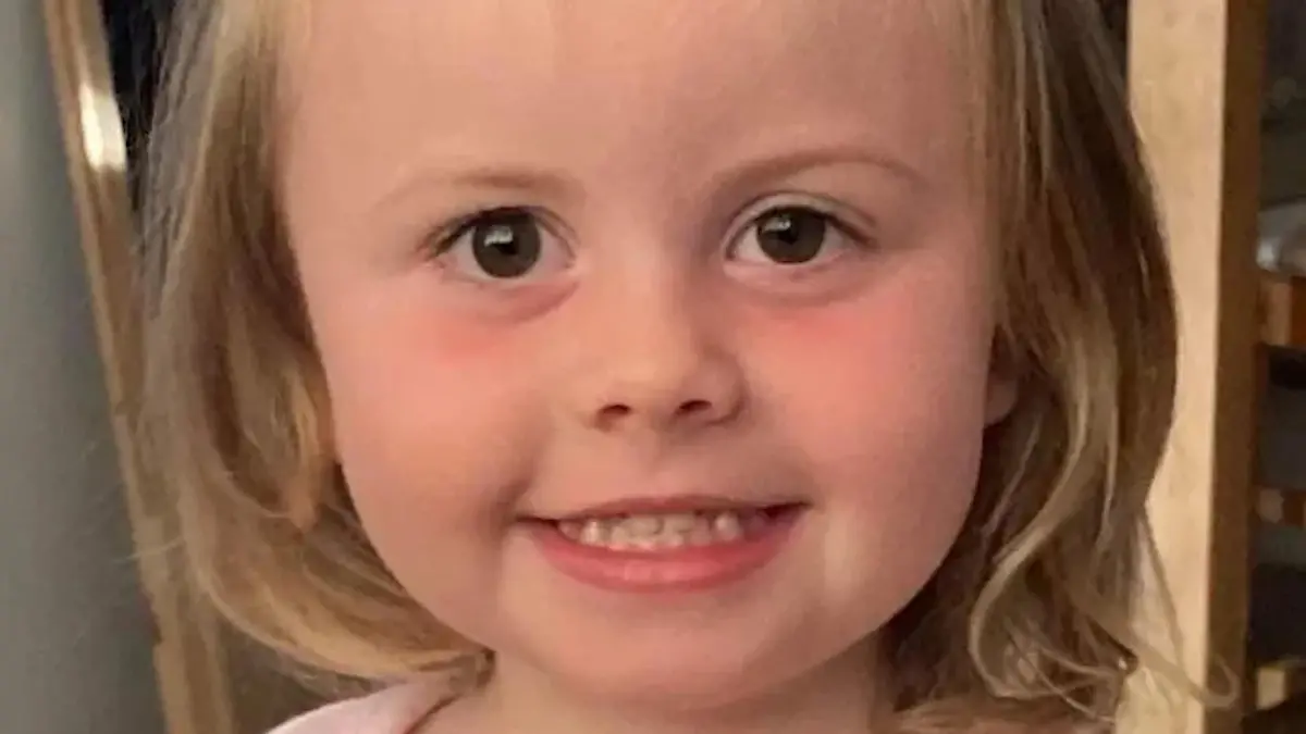 Isla (2) stirbt im Türkei-Urlaub an einer Blutvergiftung, nachdem ein Arzt ihre Blinddarmentzündung für eine Mandelentzündung gehalten hatte.
