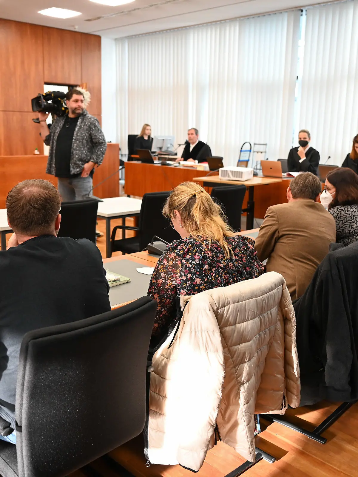 31.10.2022, Hessen, Kassel: Die Nebenkläger sitzen beim Prozessauftakt um eine tödliche Autofahrt in eine Kindergruppe in einer Reihe. Vor dem Landgericht muss sich der Fahrer des Autos unter anderem wegen Mordes verantworten. In dem Sicherungsverfahren geht es um die Frage, ob der 31-Jährige wegen der Tat im nordhessischen Witzenhausen dauerhaft in einer psychiatrischen Einrichtung untergebracht wird. Foto: Uwe Zucchi/dpa +++ dpa-Bildfunk +++