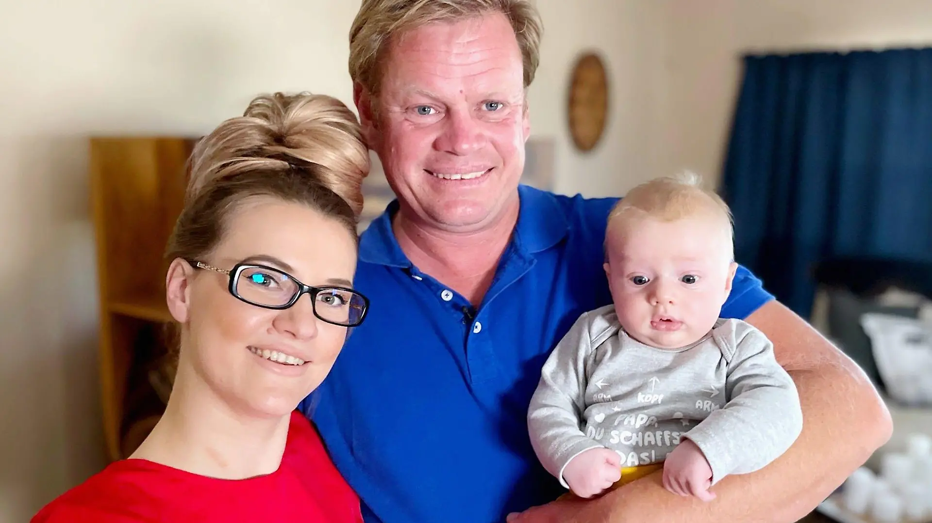 Farmer Jörn (41) aus Namibia und Oliwia (31) und ihr Erstgeborener Bruno. (Archivbild)
+++ Die Verwendung des sendungsbezogenen Materials ist nur mit dem Hinweis und Verlinkung auf RTL+ gestattet. +++