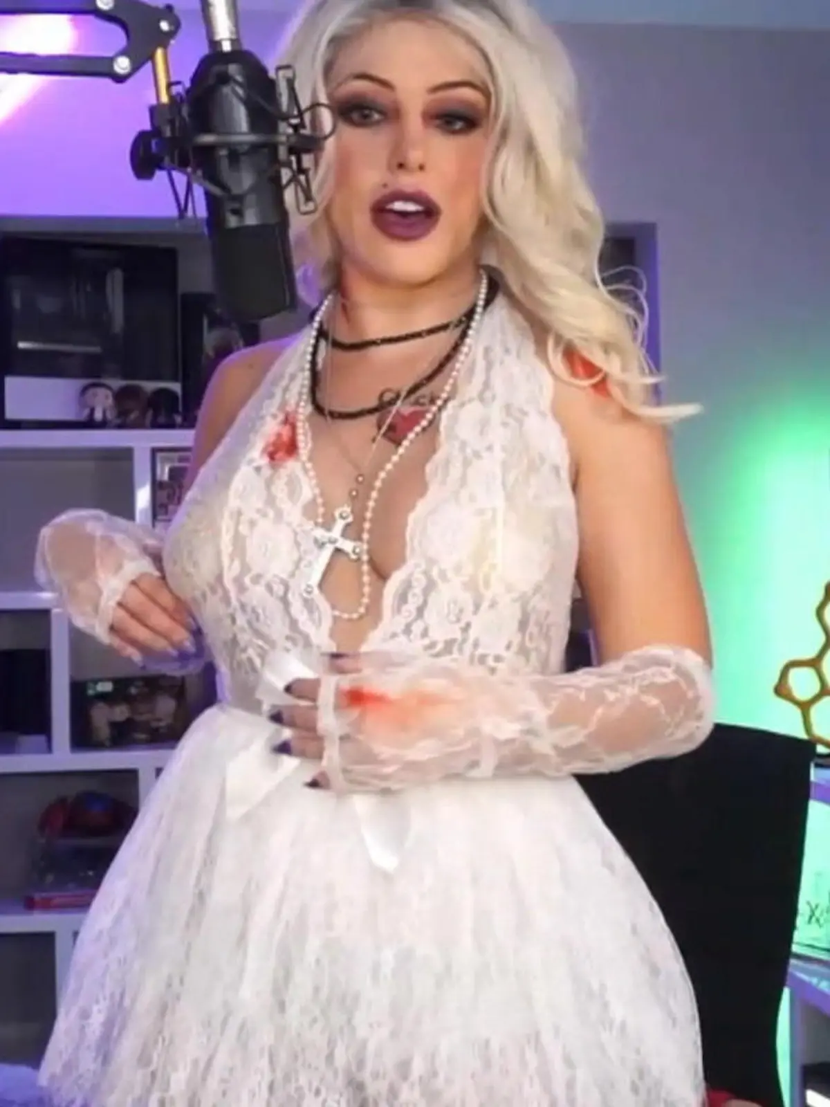 Es sollte eigentlich eine lustige Showeinlage werden, für Erotik-Star Adriana Chechik endete ein Sprung in die Schaumkissen auf der TwitchCon in San Diego aber nicht nur mit einem gebrochenen Rücken. Die 30-Jährige war schwanger und wusste nichts davon. Erst im Krankenhaus erfährt sie von ihrer Schwangerschaft.