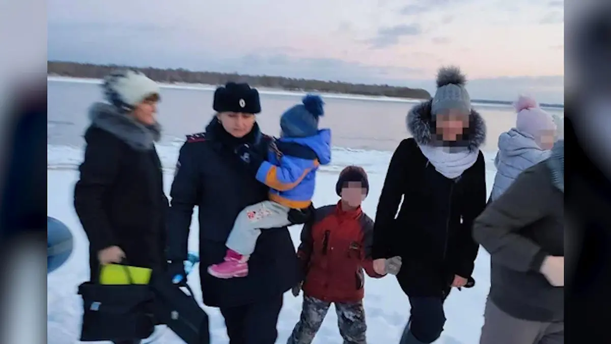 Rettungskräfte müssen acht Kinder aus einem Dorf in Sibirien evakuieren, die dort von ihrer Mutter vollkommen sich selbst überlassen wurden.