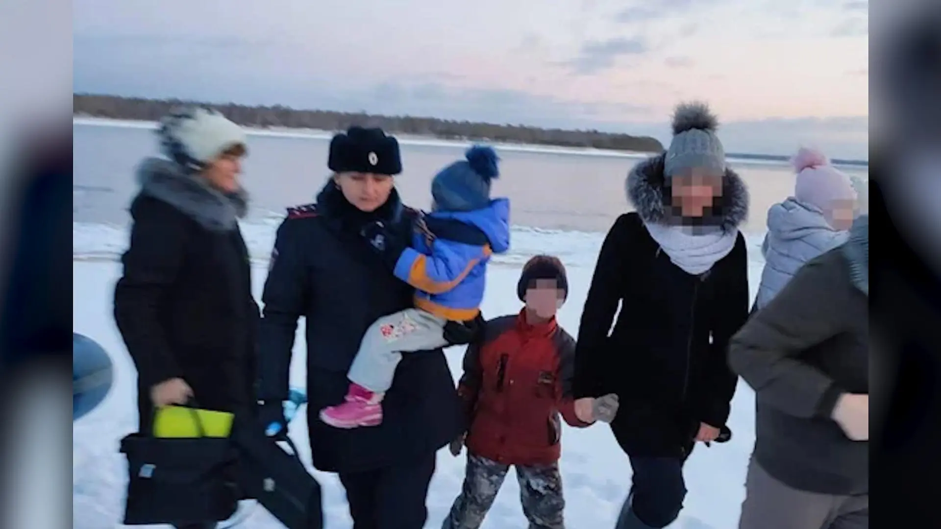Rettungskräfte müssen acht Kinder aus einem Dorf in Sibirien evakuieren, die dort von ihrer Mutter vollkommen sich selbst überlassen wurden.